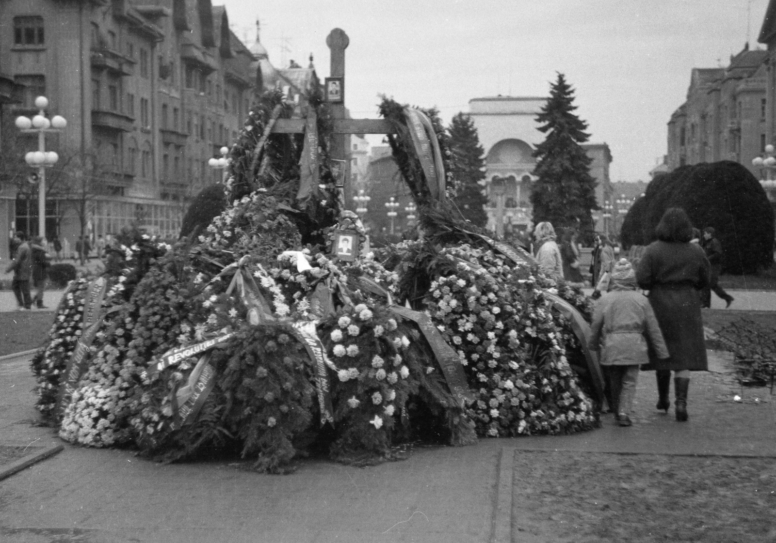 Románia,Erdély, Temesvár, Piata Victoriei, háttérben a Művelődési Palota. Romániai forradalom., 1989, Dőri András, román forradalom, rendszerváltás, Fortepan #218643