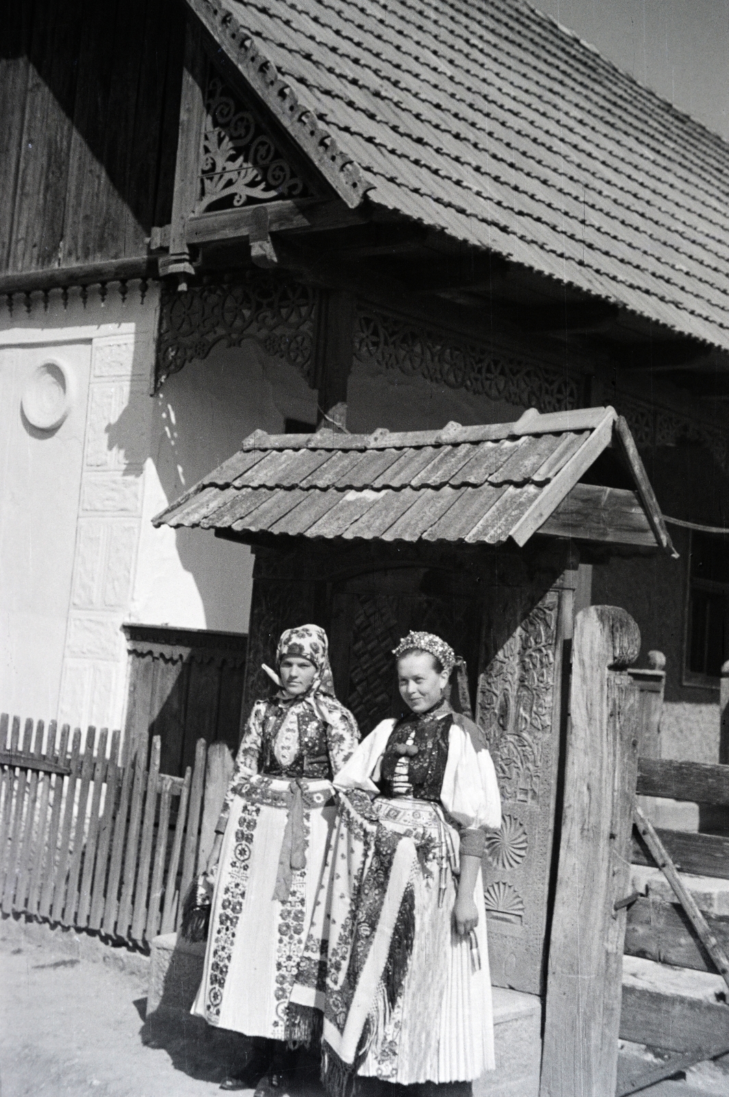 Romania,Transylvania, 1959, Dőri András, women, folk costume, gate, woodcarving, Fortepan #218670