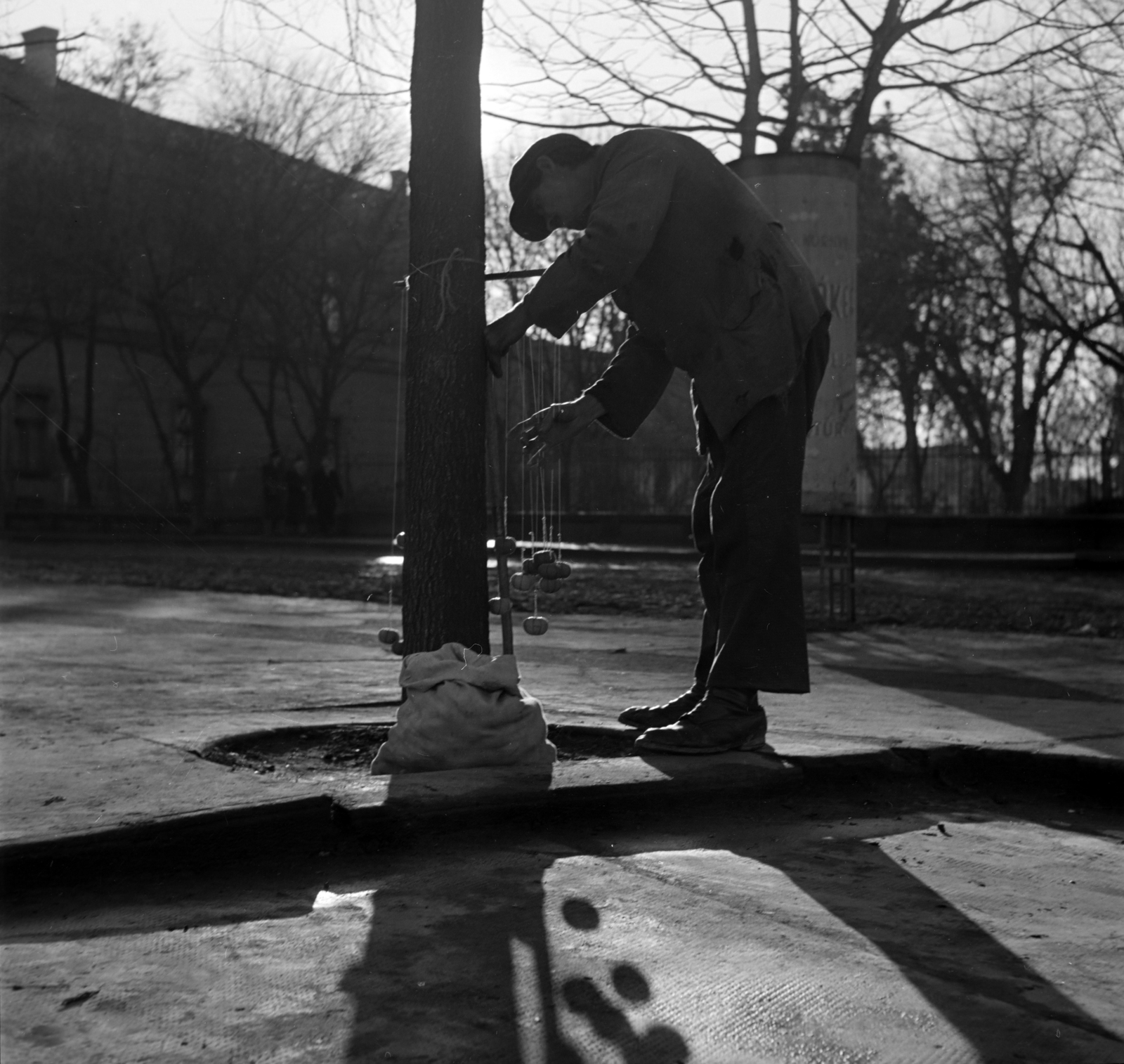 Hungary, Mezőtúr, Kossuth Lajos tér, balra a Nemzeti Szálloda., 1956, Kotnyek Antal, photo aspect ratio: square, shadow, ball, secret, toy, Fortepan #21868