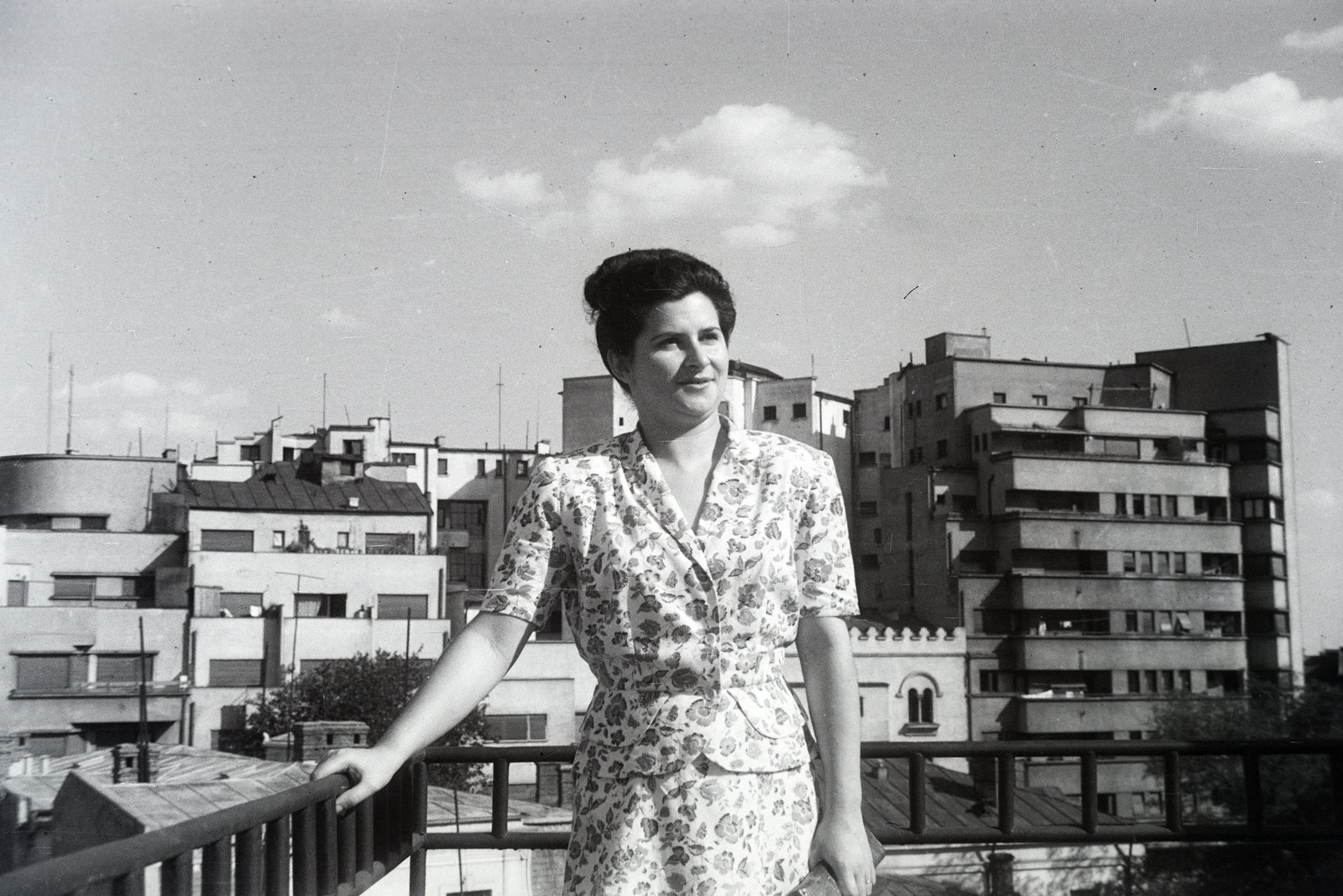 1953, Dőri András, lady, summer dresses, modern architecture, hairdo, Fortepan #218681