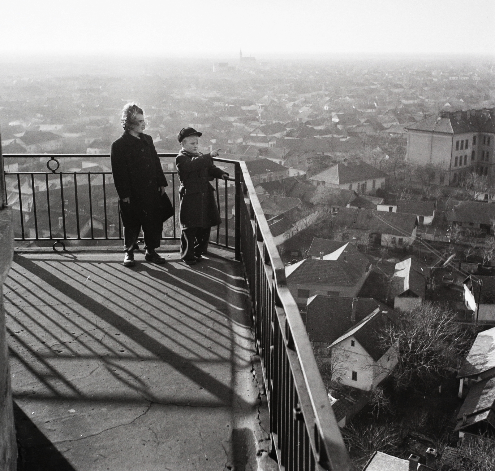 Hungary, Mezőtúr, látkép a református templom tornyának teraszáról., 1956, Kotnyek Antal, kids, point a finger, gazebo, Fortepan #21869