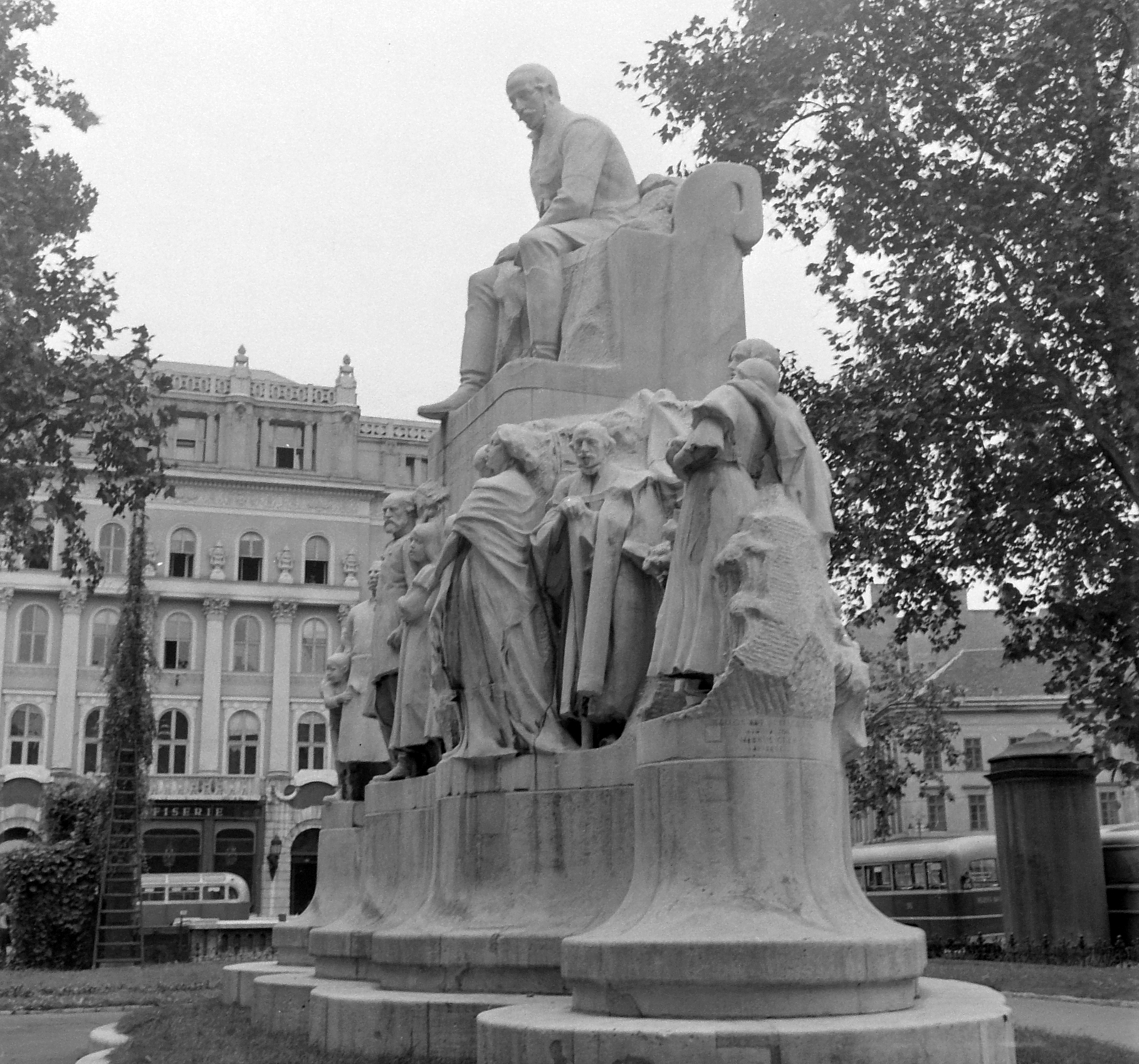 Hungary, Budapest V., Vörösmarty tér, Vörösmarty Mihály szobra (Kallós Ede, Telcs Ede és Márkus Géza 1908.), háttérben a Gerbeaud-ház., 1958, Kotnyek Antal, bus, sculpture, monument, József Hild-design, Budapest, sculptural group, Mihály Vörösmarty-portrayal, Fortepan #21870