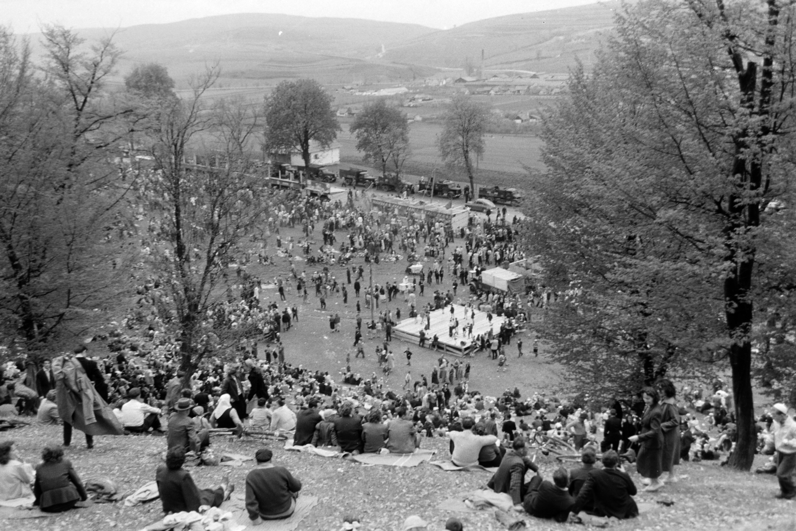 Románia,Erdély, Kolozsvár, majális a Romulus Vuia Nemzeti Néprajzi Park területén., 1961, Dőri András, Fortepan #218712