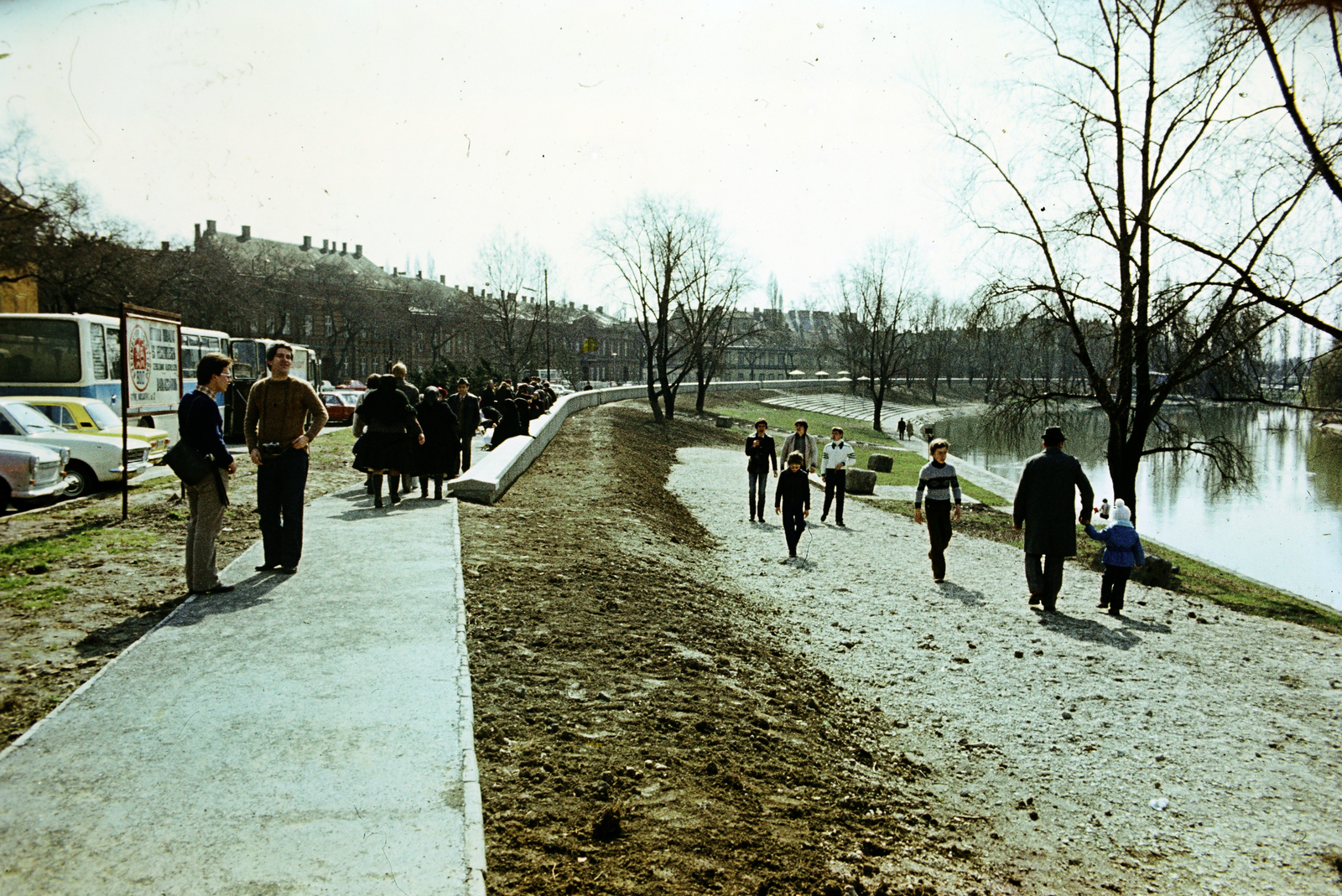 Hungary, Győr, Rába-part a Kettős híd és a Petőfi híd között, balra a Zechmeister (Fürst Sándor) utca házsora., 1985, Dőri András, colorful, Fortepan #218730