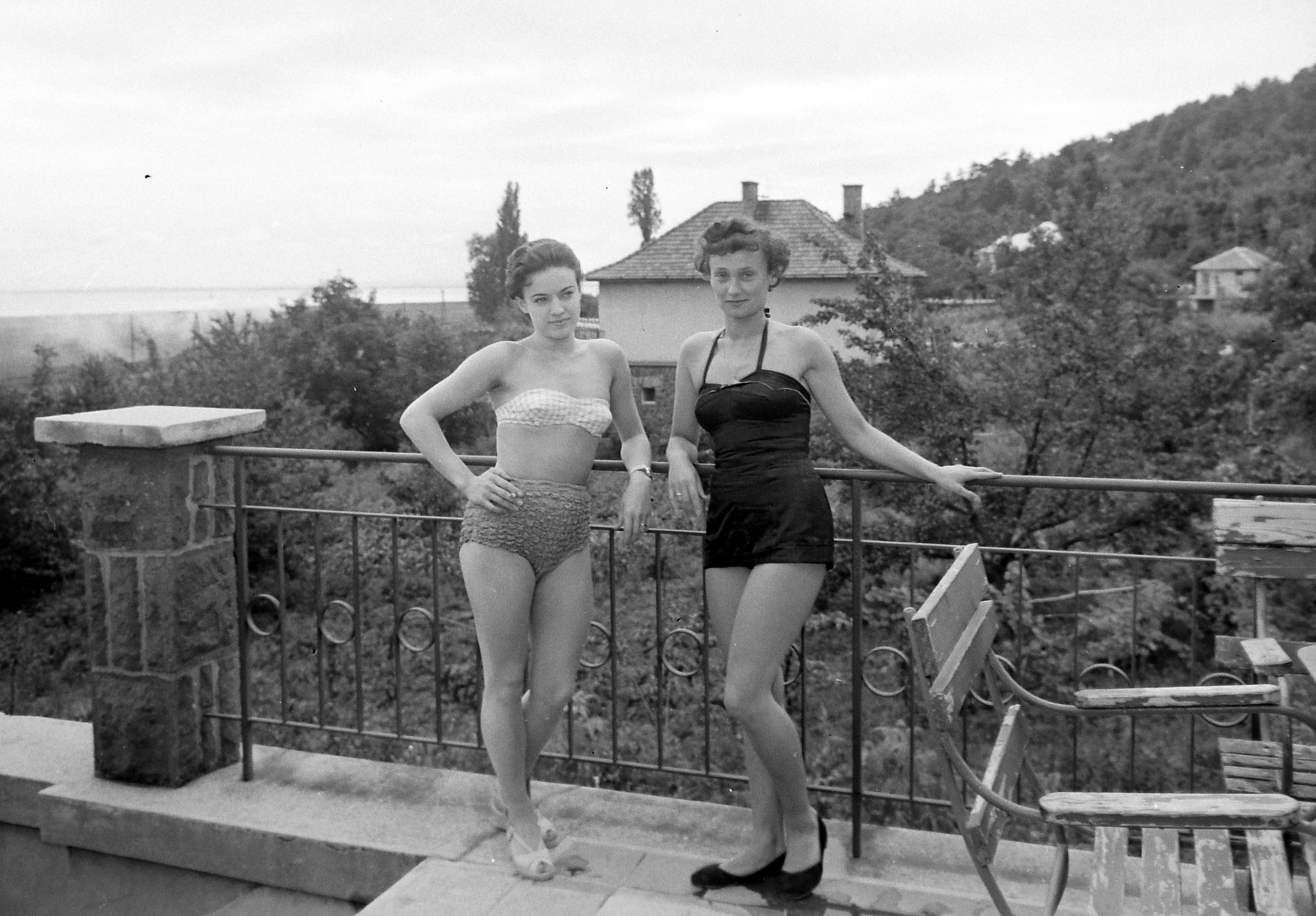 Hungary, Balatonalmádi, Káptalanfüred, a Magyar Állami Operaház üdülője, Éhn Éva és Maros Éva balett-táncosok., 1957, Kotnyek Antal, bathing suit, railing, women, terrace, view, double portrait, outdoor chair, prop up on elbows, Fortepan #21874