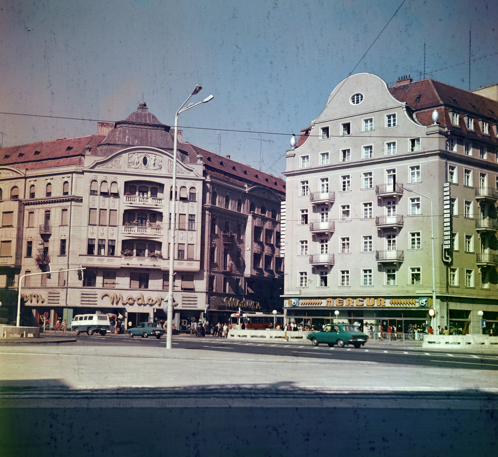 Románia,Erdély, Temesvár, Piata Victoriei, balra a Weiss palota (Palatul Weiss), jobbra a Hotel Timisoara., 1979, Dőri András, színes, Fortepan #218744