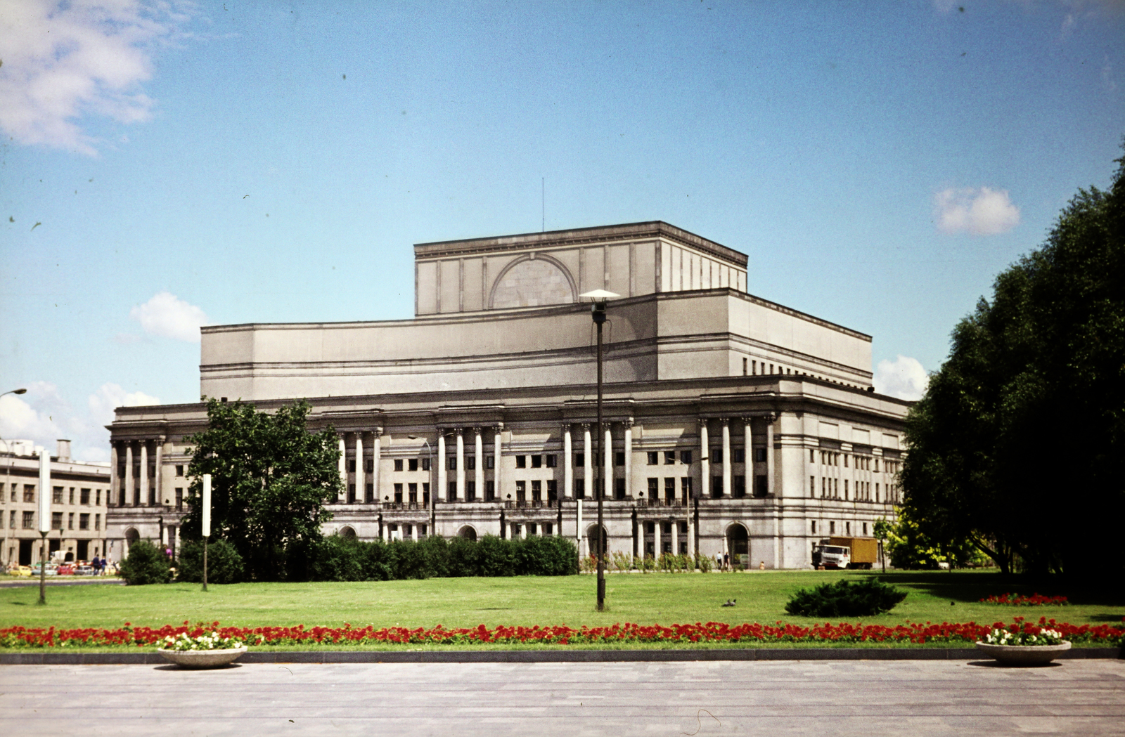 Poland, Warsaw, plac marszalka Józefa Piłsudskiego (Zwycięstwa), szemben a Nagyszínház (Teatr Wielki) hátsó frontja., 1975, Fortepan/Album060, colorful, Fortepan #218757