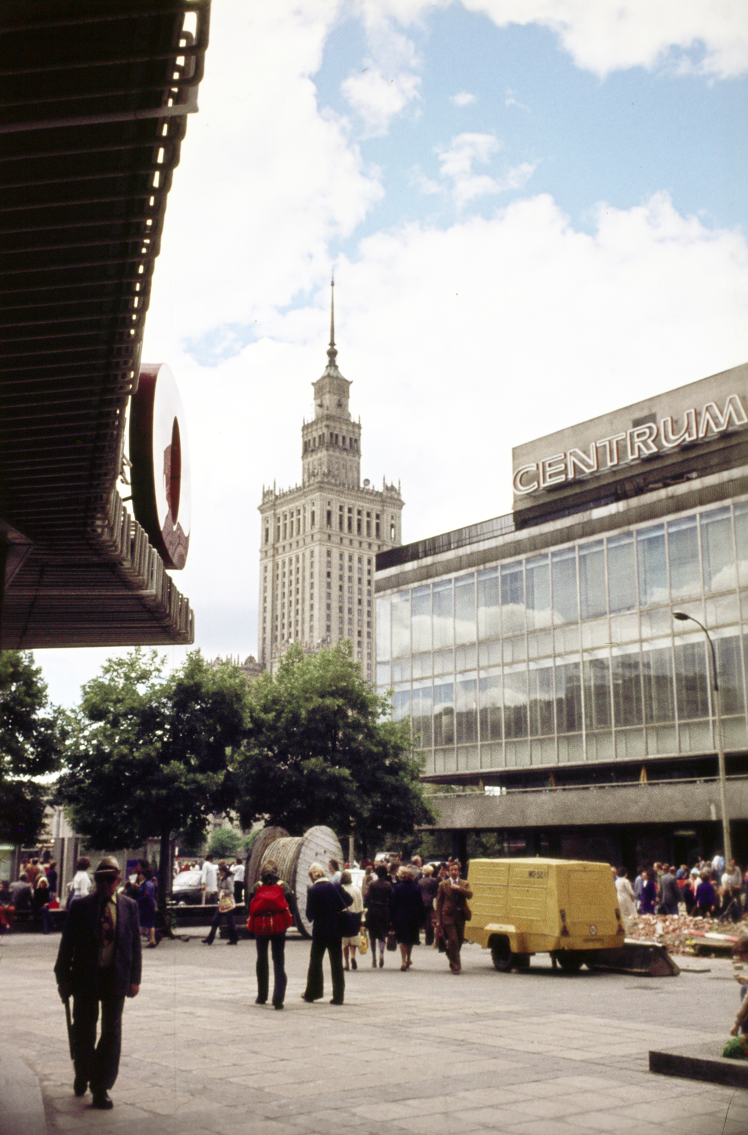 Poland, Warsaw, az ulica Marszałkowska és az ulica Widok sarkáról, a „Centrum" Áruháztól fotózva. Háttérben a Kultúra és Tudomány Palotája., 1975, Fortepan/Album060, colorful, Fortepan #218761