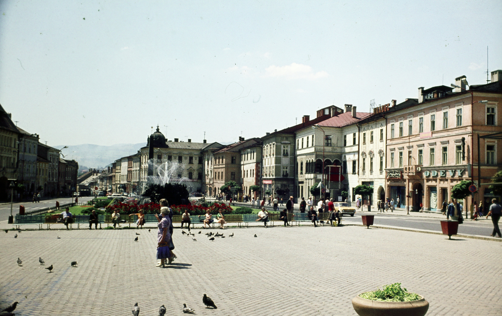 Slovakia, Banská Bystrica, Szlovák Nemzeti Felkelés (Slovenského národného povstania) tér (egykor IV. Béla király tér)., 1975, Fortepan/Album060, sunshine, colorful, fountain, sign-board, square, dove, Fortepan #218766