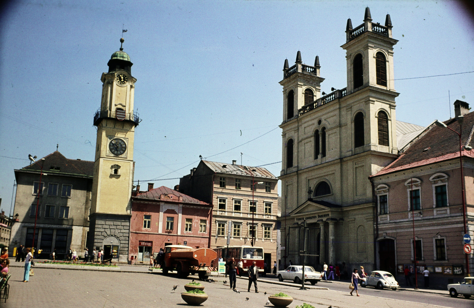 Slovakia, Banská Bystrica, Szlovák Nemzeti Felkelés (Slovenského národného povstania) tér (IV. Béla király tér), szemben az Óratorony, jobbra a Xavéri Szent Ferenc-székesegyház., 1975, Fortepan/Album060, colorful, Fortepan #218767