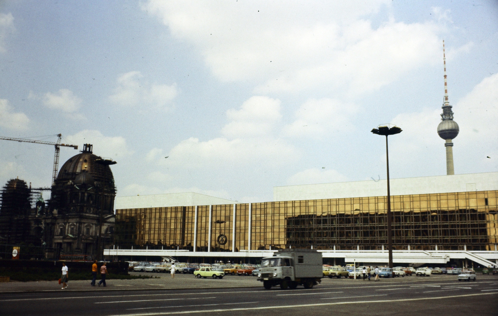 Németország, Berlin, Kelet-Berlin, Schlossplatz (ekkor Marx-Engels-Platz), szemben a Köztársasági Palota (Palast der Republik), mögötte a TV torony, balra a Berlini dóm., 1976, Fortepan/Album060, NDK, Robur-márka, daru, Barkas-márka, színes, Kelet-Berlin, Fortepan #218771