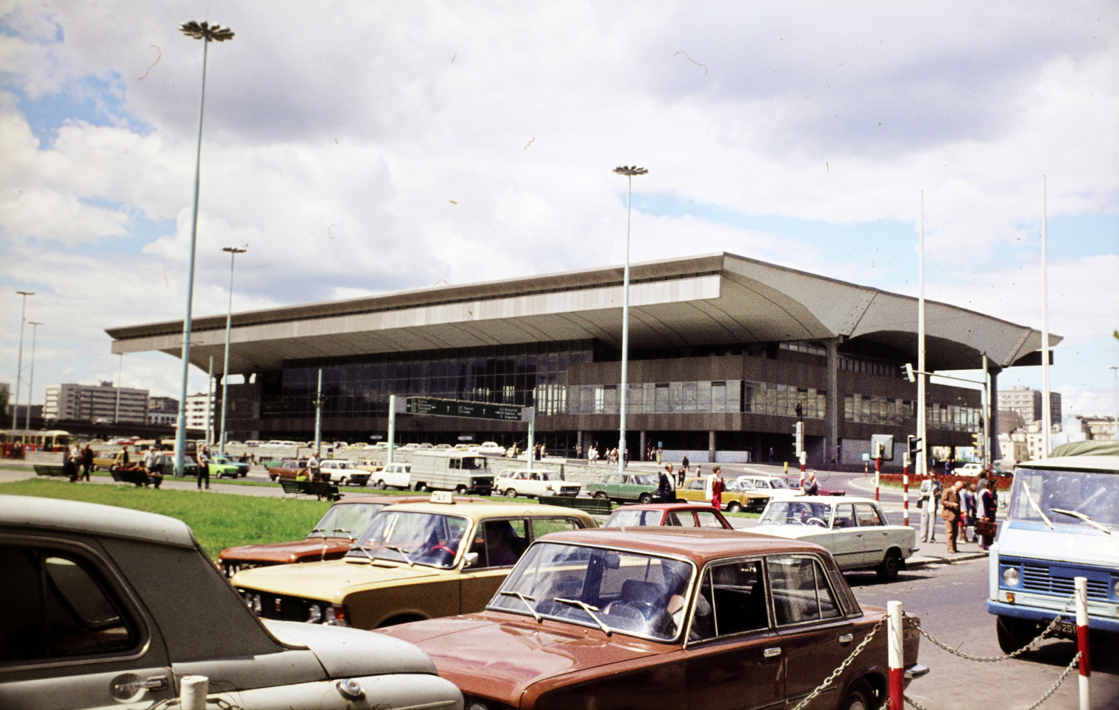 Poland, Warsaw, Aleje Jerozolimskie, központi vasúti pályaudvar (Dworzec Centralny / Wwa Centralna)., 1975, Fortepan/Album060, colorful, Fortepan #218773