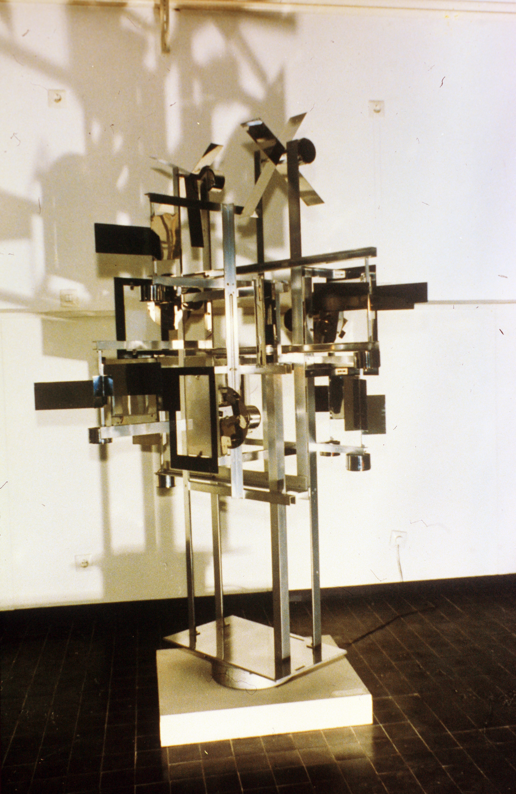Hungary, Kalocsa, Szent István király út 76., Viski Károly Múzeum Nicolas Schöffer Gyűjtemény. Nicolas Schöffer (Schöffer Miklós): Chronos 5., 1982, Fortepan/Album060, modern art, Fortepan #218776