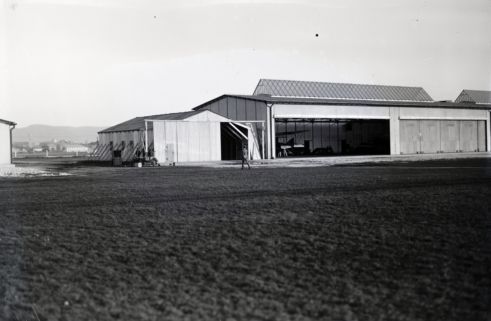 Austria, Wiener Neustadt, Wiener Strasse, a Császári és Királyi Hadsereg katonai repülőtere., 1915, Herzka Ferenc, hangar, Fortepan #218793