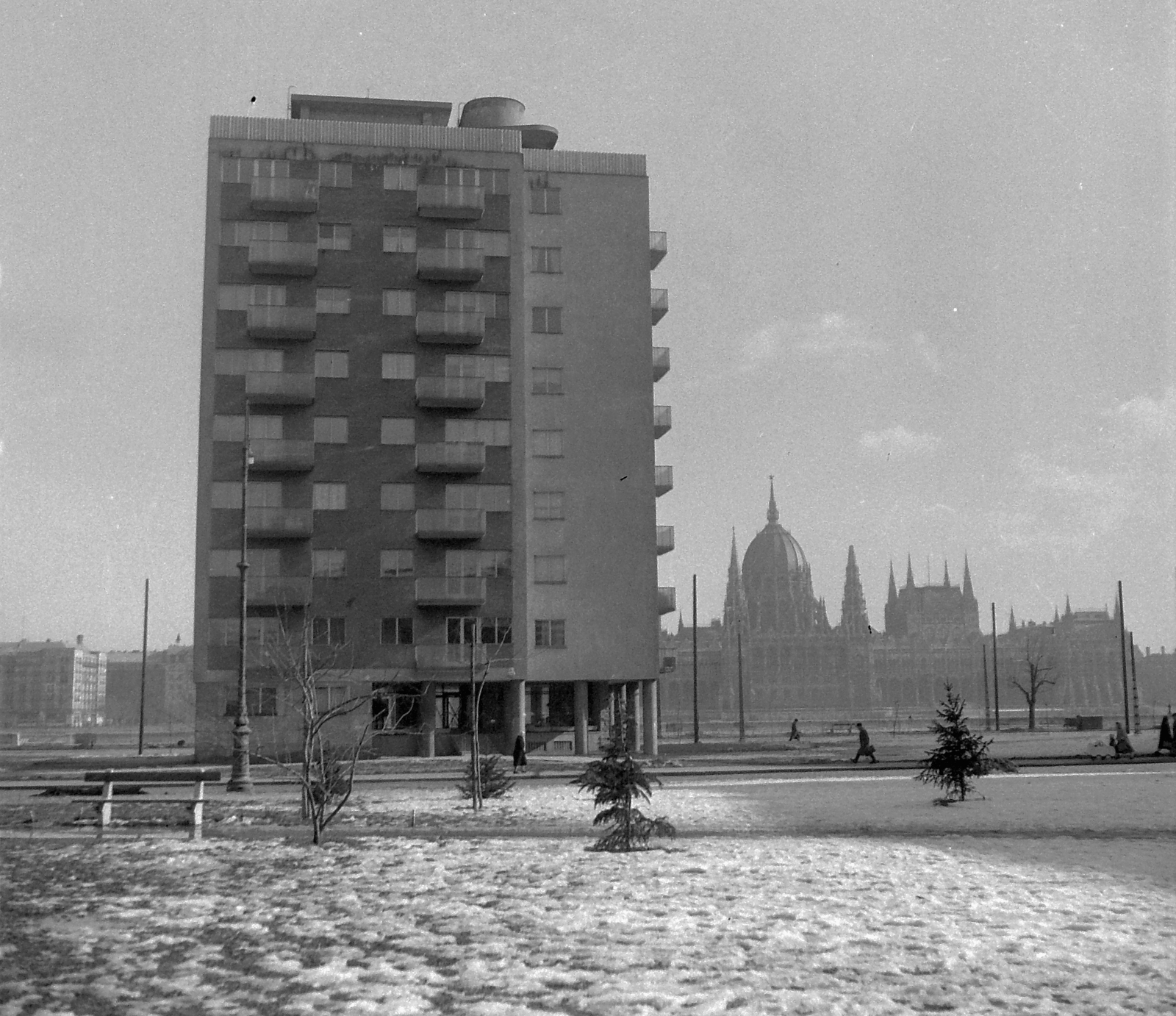 Hungary, Budapest II., a mai Nagy Imre tér, szemben a Fő utca és a Bem rakpart között épült "pontház", háttérben a Parlament., 1950, Kotnyek Antal, winter, snow, Budapest, Fortepan #21880