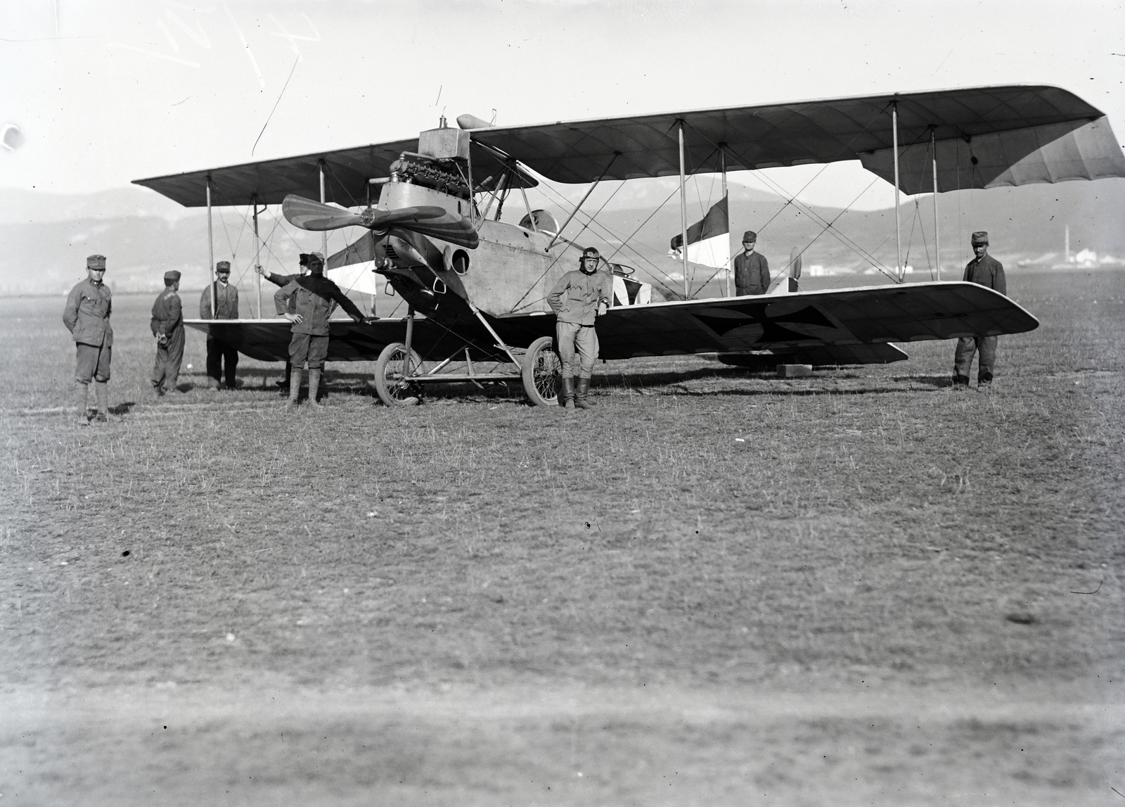 Austria, Wiener Neustadt, Wiener Strasse, a Császári és Királyi Hadsereg katonai repülőtere., 1915, Herzka Ferenc, biplane, pilot, Fortepan #218802