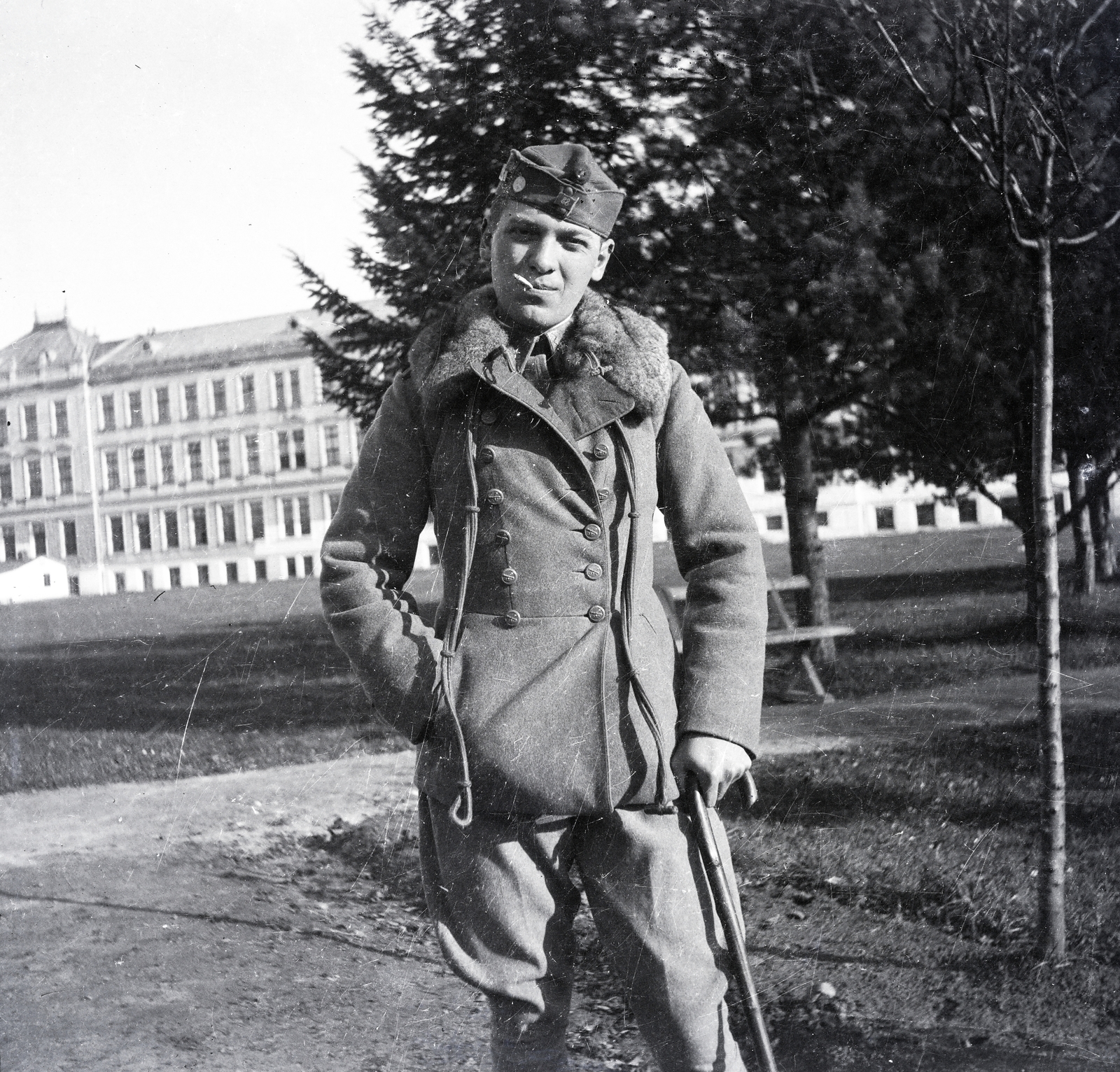 Ukraine, Lviv, Függetlenség hősei (Heroiv Majdanu) utca, háttérben a Kadétiskola., 1915, Herzka Ferenc, hands in pockets, walking cane, fur coat, smoking, Fortepan #218813
