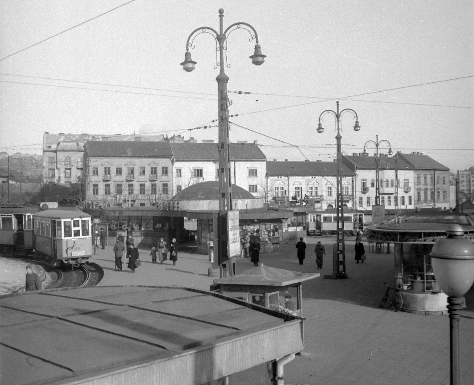 Hungary, Budapest II., Széll Kálmán (Moszkva) tér., 1953, Kotnyek Antal, street view, genre painting, tram, lamp post, tram stop, Budapest, Fortepan #21882