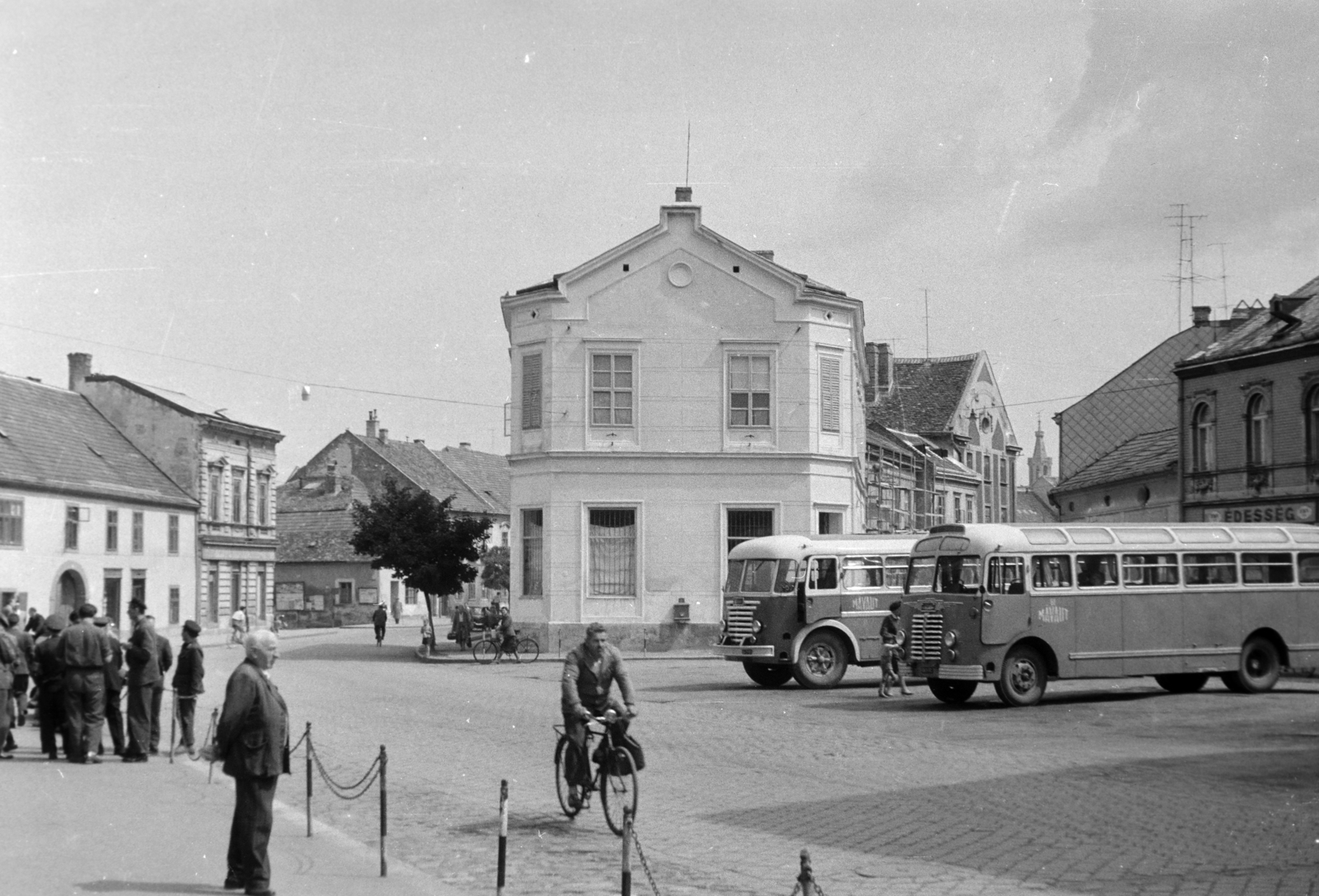 Magyarország, Sopron, Ógabona tér, autóbusz-végállomás. Jobbra a Színház utca torkolata., 1961, Hunyady József, MÁVAUT-szervezet, Ikarus 60, Ikarus 30, Ikarus-márka, Fortepan #218850