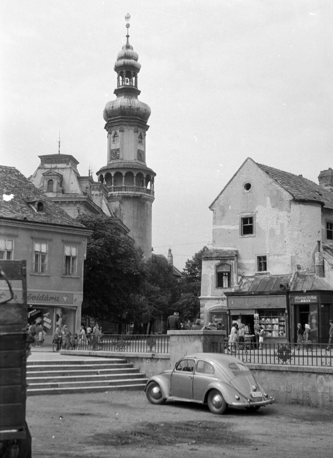 Hungary, Sopron, Várkerület (Lenin körút) az Ikvahíd felől nézve, háttérben az Előkapu és a Tűztorony., 1961, Hunyady József, Fortepan #218851