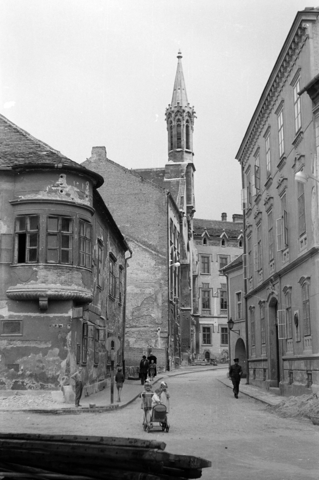 Hungary, Sopron, Szent György utca, szemben az Orsolya tér és a Szent Orsolya-templom a Hátsókapu torkolatától nézve., 1961, Hunyady József, Fortepan #218854