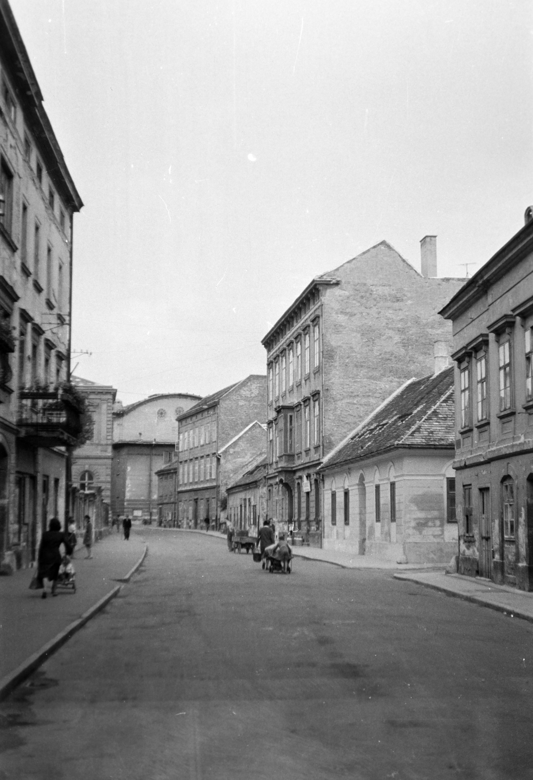 Magyarország, Sopron, Színház utca a Petőfi tér felé, háttérben a Petőfi Színház tetőzete., 1960, Hunyady József, Fortepan #218859