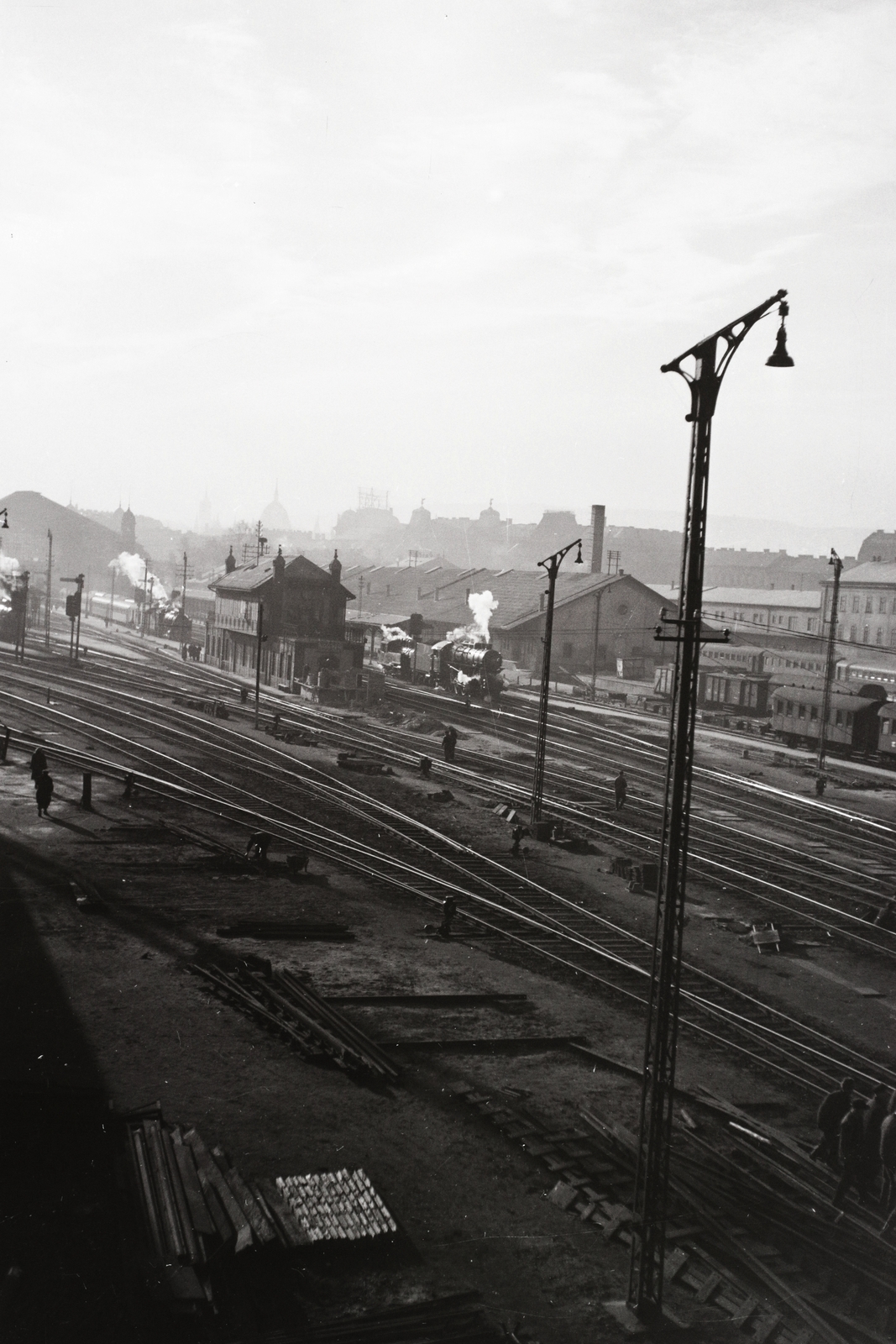 Hungary, Budapest VI., Nyugati pályaudvar a Ferdinánd (Élmunkás) hídról nézve., 1955, Kotnyek Antal, steam locomotive, Hungarian Railways, railway, rail signal, Budapest, Fortepan #21887
