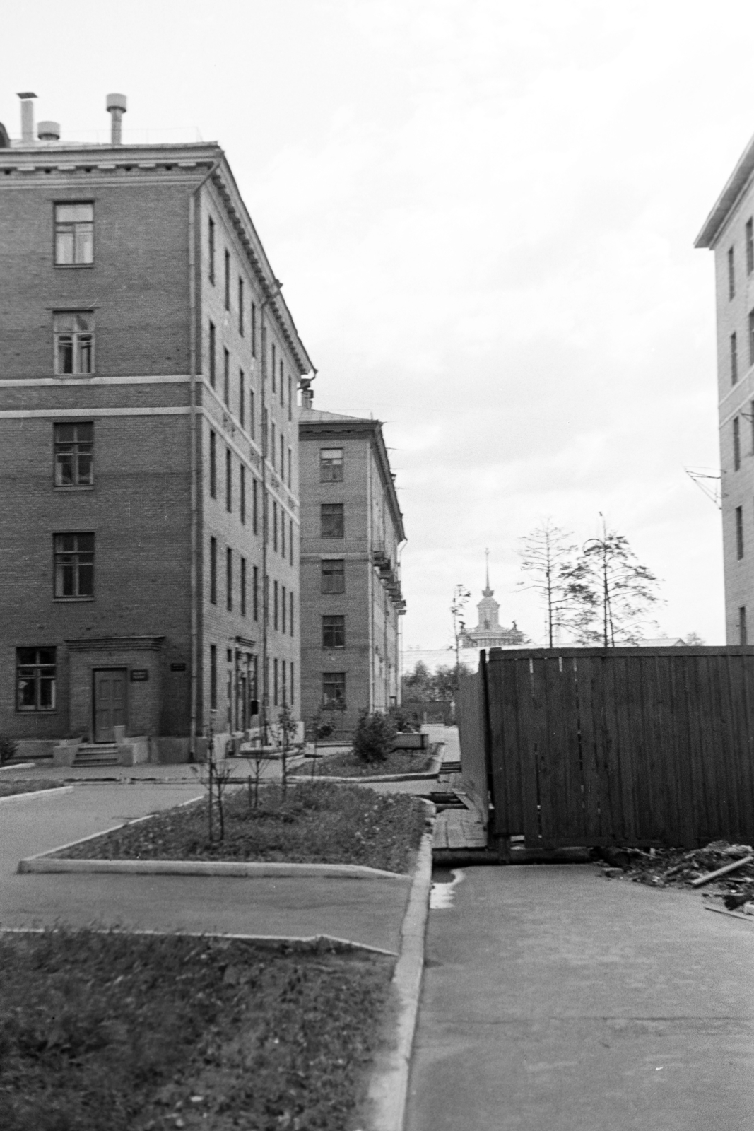 Russia, Moscow, a Szelszkohozjajsztvennaja ulica melletti szálloda komplexum (Hotel Turiszt), jobbra a háttérben , a Népgazdaság Eredményeinek Kiállítása (később Összoroszországi Kiállítási Központ) főépületének tornya., 1959, Hunyady József, Soviet Union, Fortepan #218872