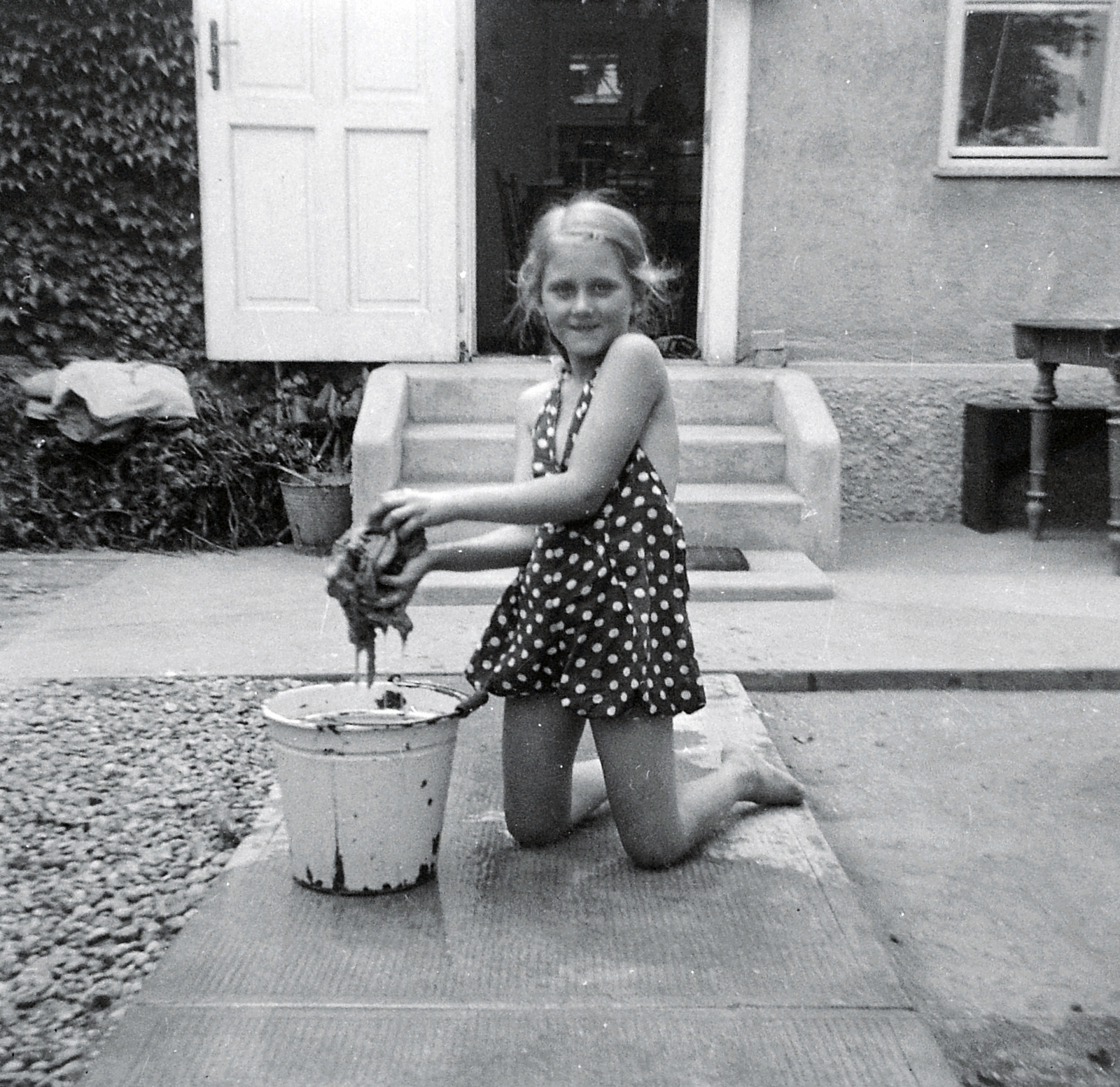 1940, Fortepan, portrait, yard, furniture, girl, bucket, cleaning, Fortepan #2189