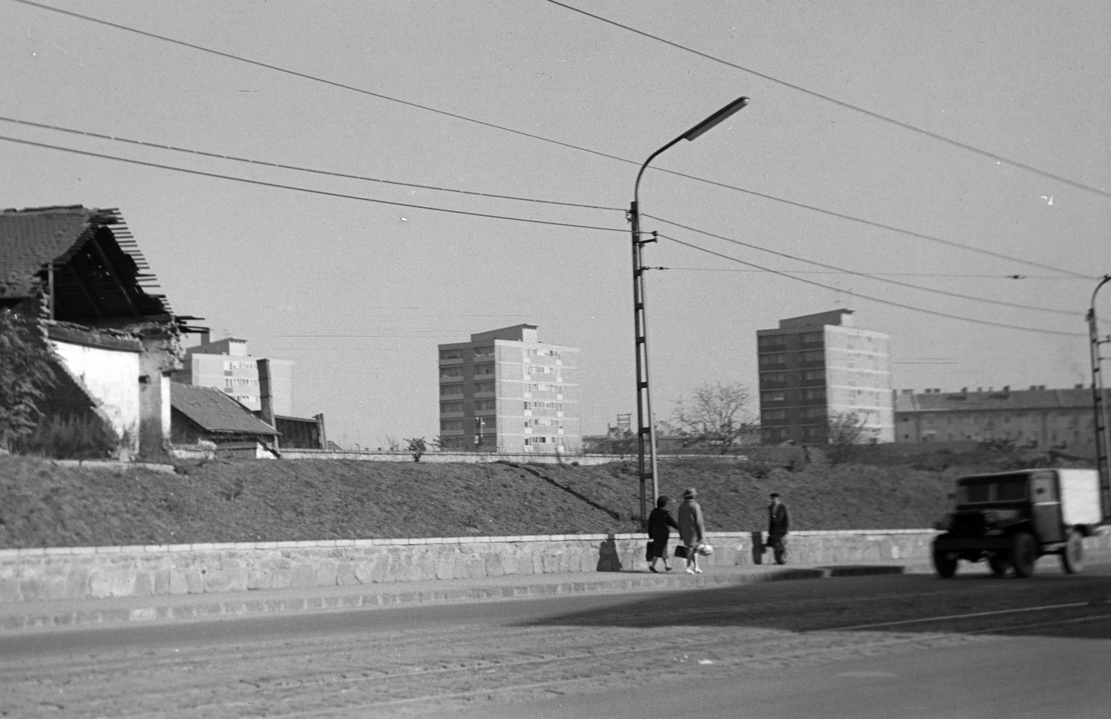 Magyarország, Miskolc, Bajcsy-Zsilinszky utca a vasúti aluljáró közelében, háttérben Kőrösi Csoma Sándor utcai melletti házak láthatók., 1961, Hunyady József, Fortepan #218911