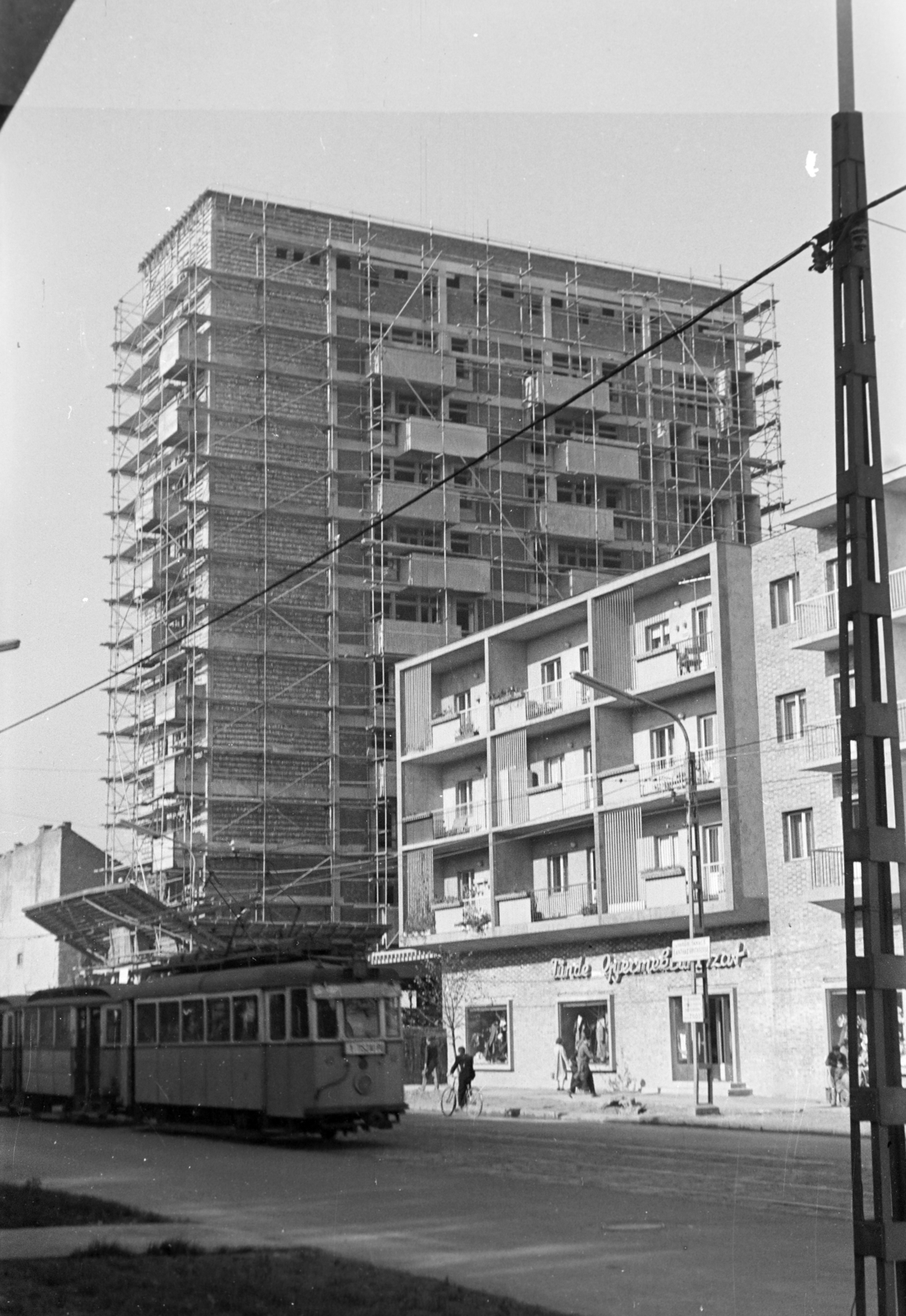 Hungary, Miskolc, a Bajcsy-Zsilinszky utcai Fórum ház építkezése az Ady híd felé nézve., 1961, Hunyady József, tram, Fortepan #218913