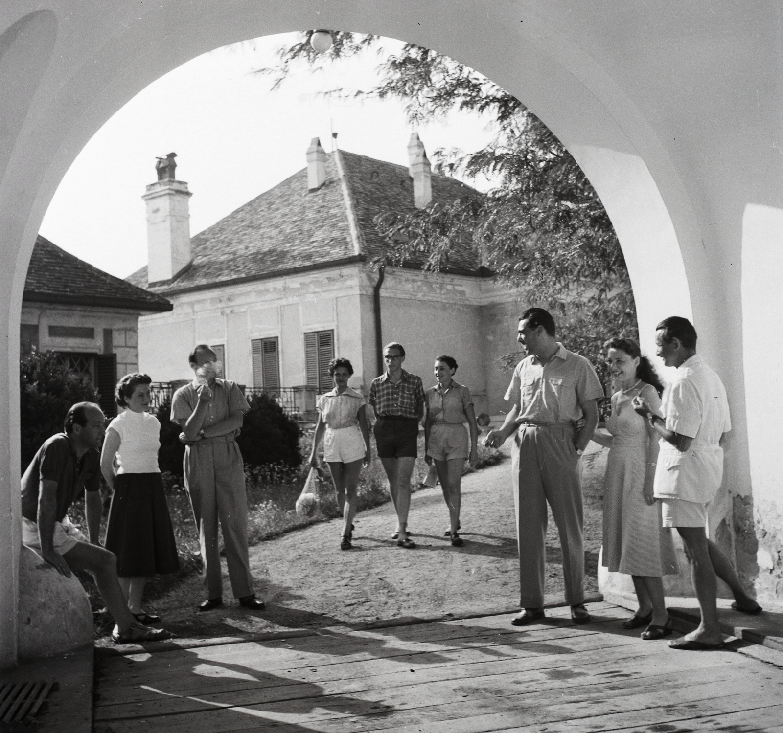 Hungary,Lake Balaton, Szigliget, Esterházy-kastély, az Írók Alkotóházának a Főtérre nyíló kapualja. Középen rövid nadrágban Ungvári Tamás író., 1955, Kotnyek Antal, fashion, youth, celebrity, Fortepan #21894