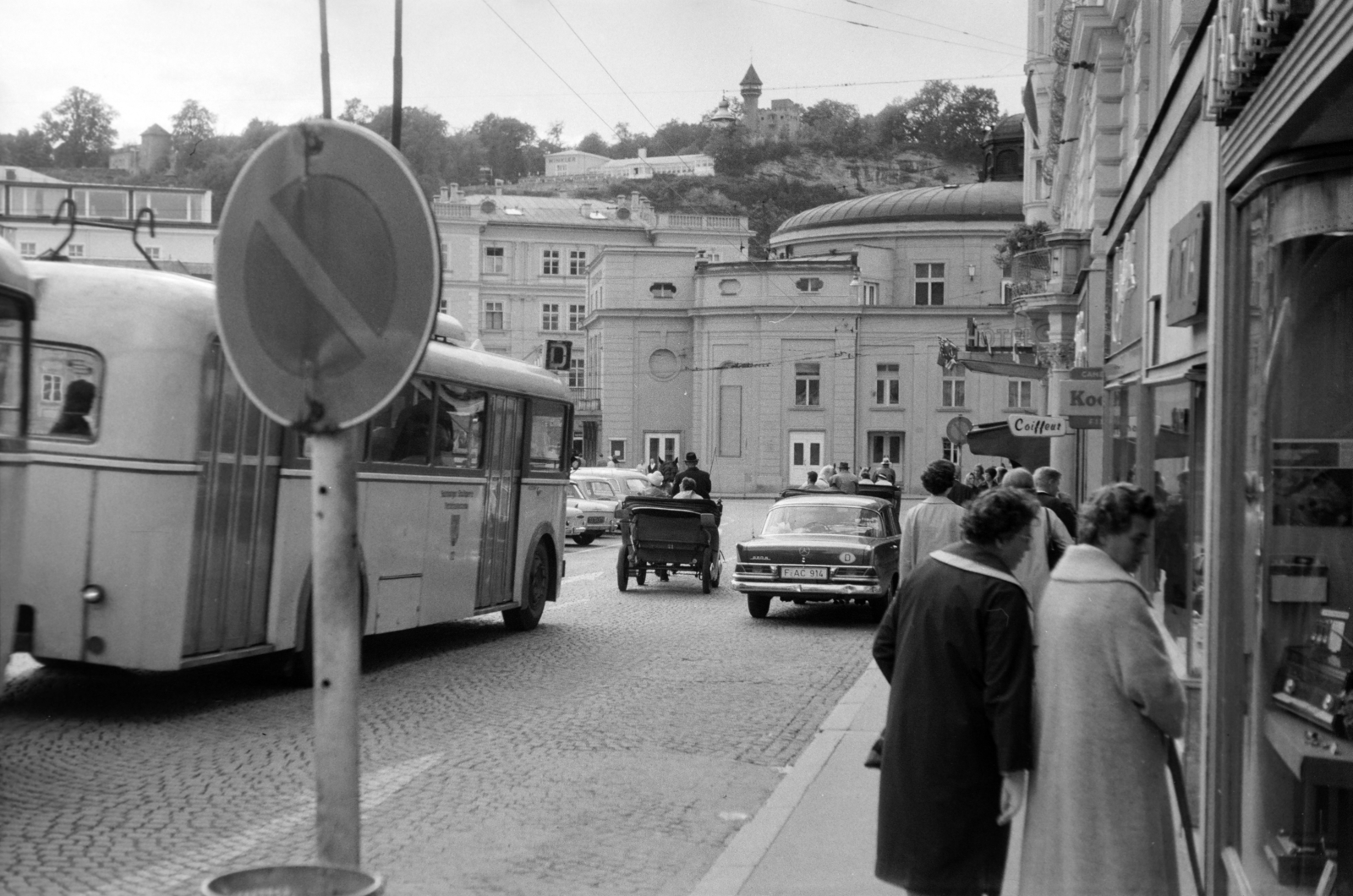 Austria, Salzburg, Makartplatz, szemben középen a Slazburger Landestheater épülete, fenn a hegyen a mönchsbergi víztorony., 1966, Hunyady József, Gräf&Stift-brand, trolley bus, Fortepan #218947