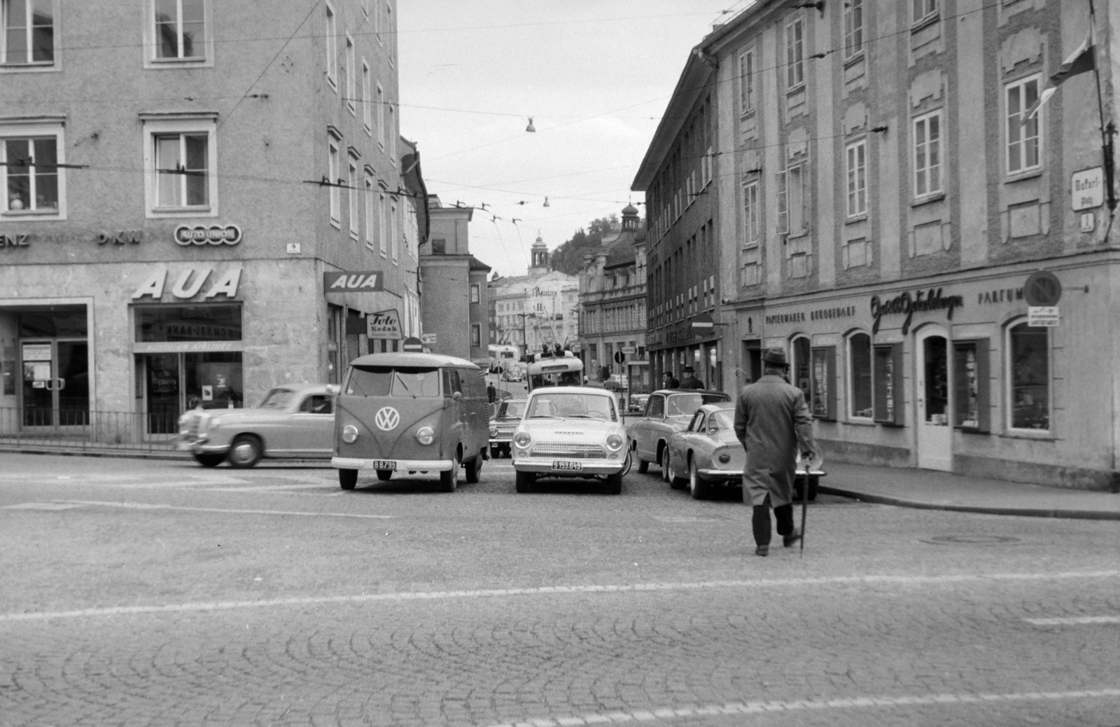 Austria, Salzburg, Makartplatz, szemben a Theatergasse., 1966, Hunyady József, Volkswagen-brand, Fortepan #218948