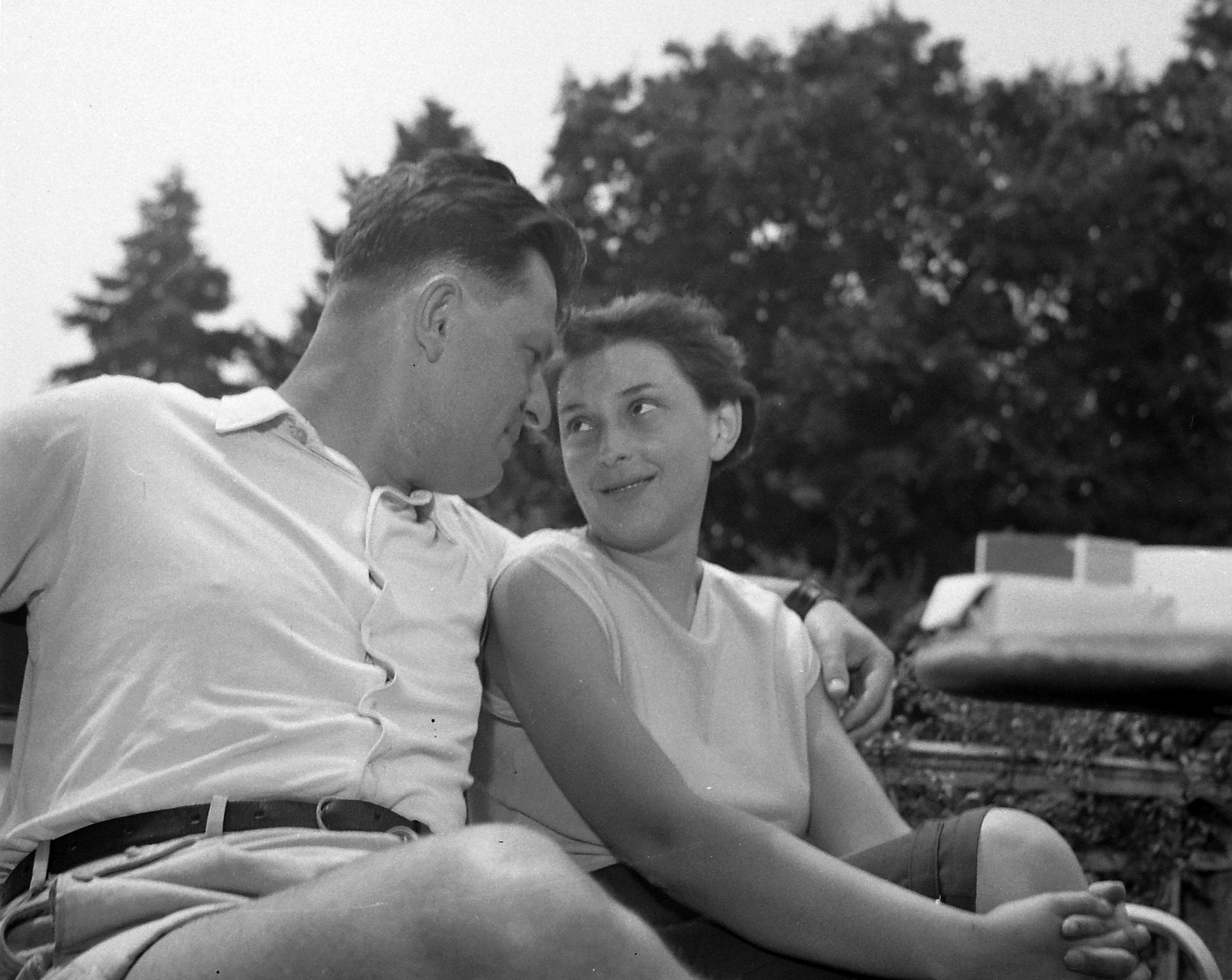 Hungary,Lake Balaton, Szigliget, Esterházy-kastély, Írók Alkotóháza, Karinthy Ferenc (Cini) író és felesége, Boros Ágnes., 1955, Kotnyek Antal, celebrity, man and woman, Fortepan #21895