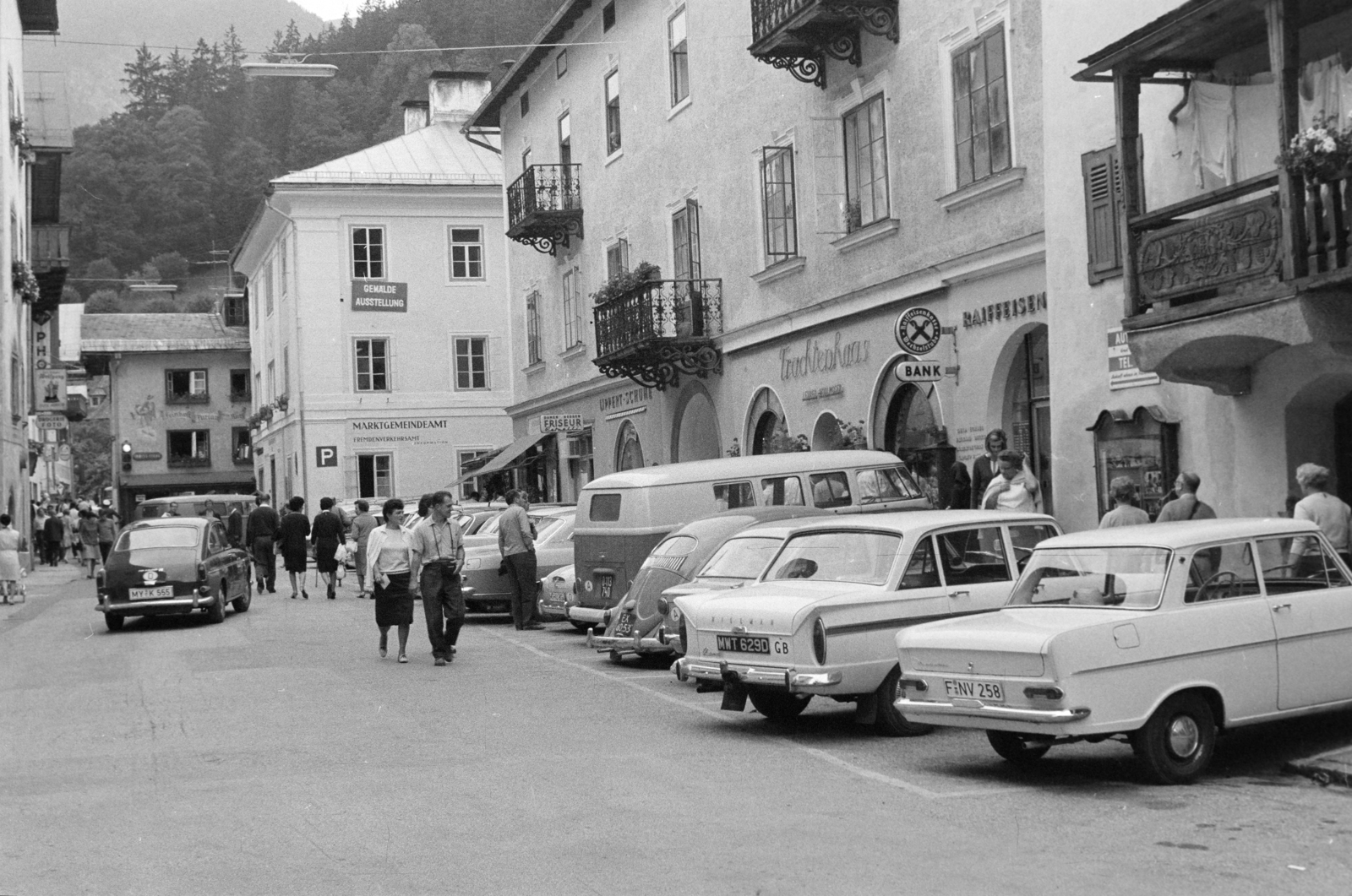 Austria, Markt, a kép közepén jobbra a Marktgemeindeamt (később Rathaus)., 1966, Hunyady József, number plate, car park, Fortepan #218950