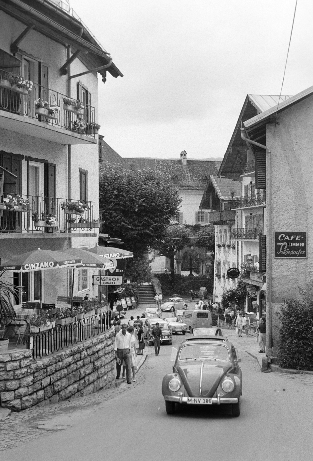 Austria, a Markt a Bachgraben torkolatánál, a kép közepén a háttérben a Szt. Wolfgang-templom., 1966, Hunyady József, Fortepan #218951