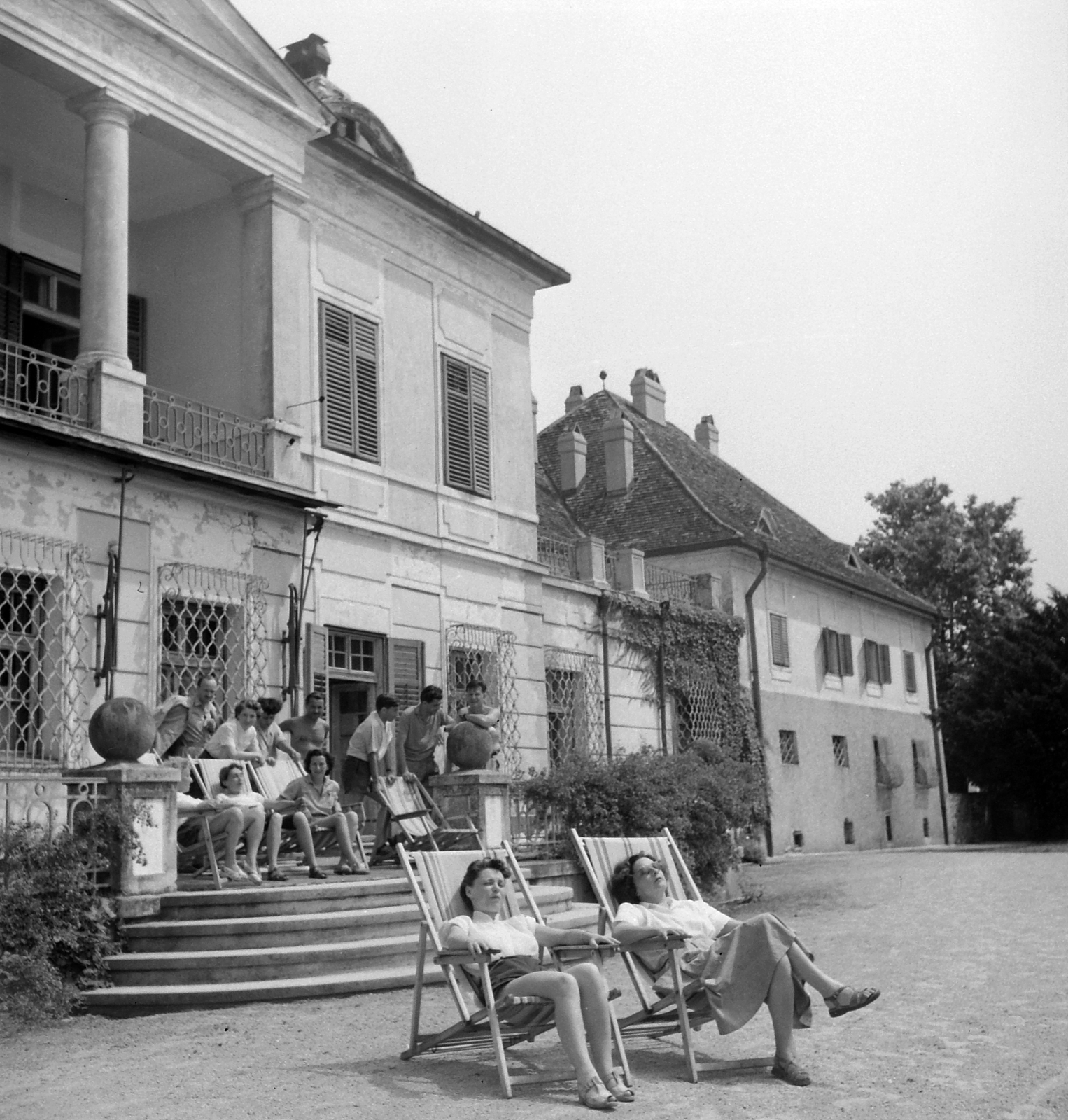 Hungary,Lake Balaton, Szigliget, Esterházy kastély, Írók Alkotóháza. Balról az első Bárány Tamás, a lépcső jobb oldali kőgömbjére Karinthy Ferenc író támaszkodik., 1955, Kotnyek Antal, castle, celebrity, deck chair, Fortepan #21897