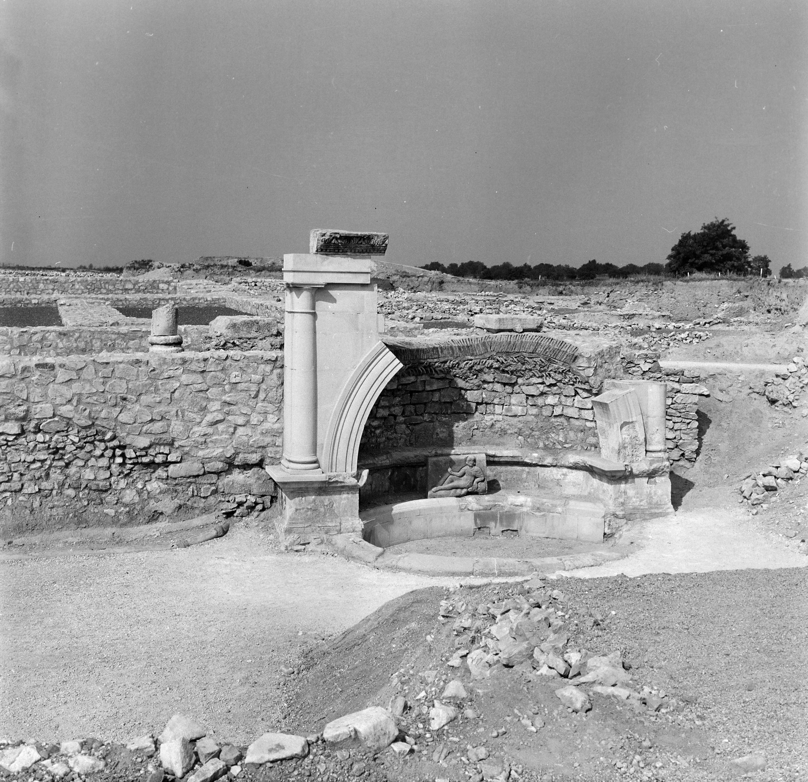 Hungary, Tác, a római kori Gorsium feltárása, a régészeti park kiépítése. Nymphaea díszkút., 1966, Hunyady József, Roman Empire, ruins, Fortepan #218980