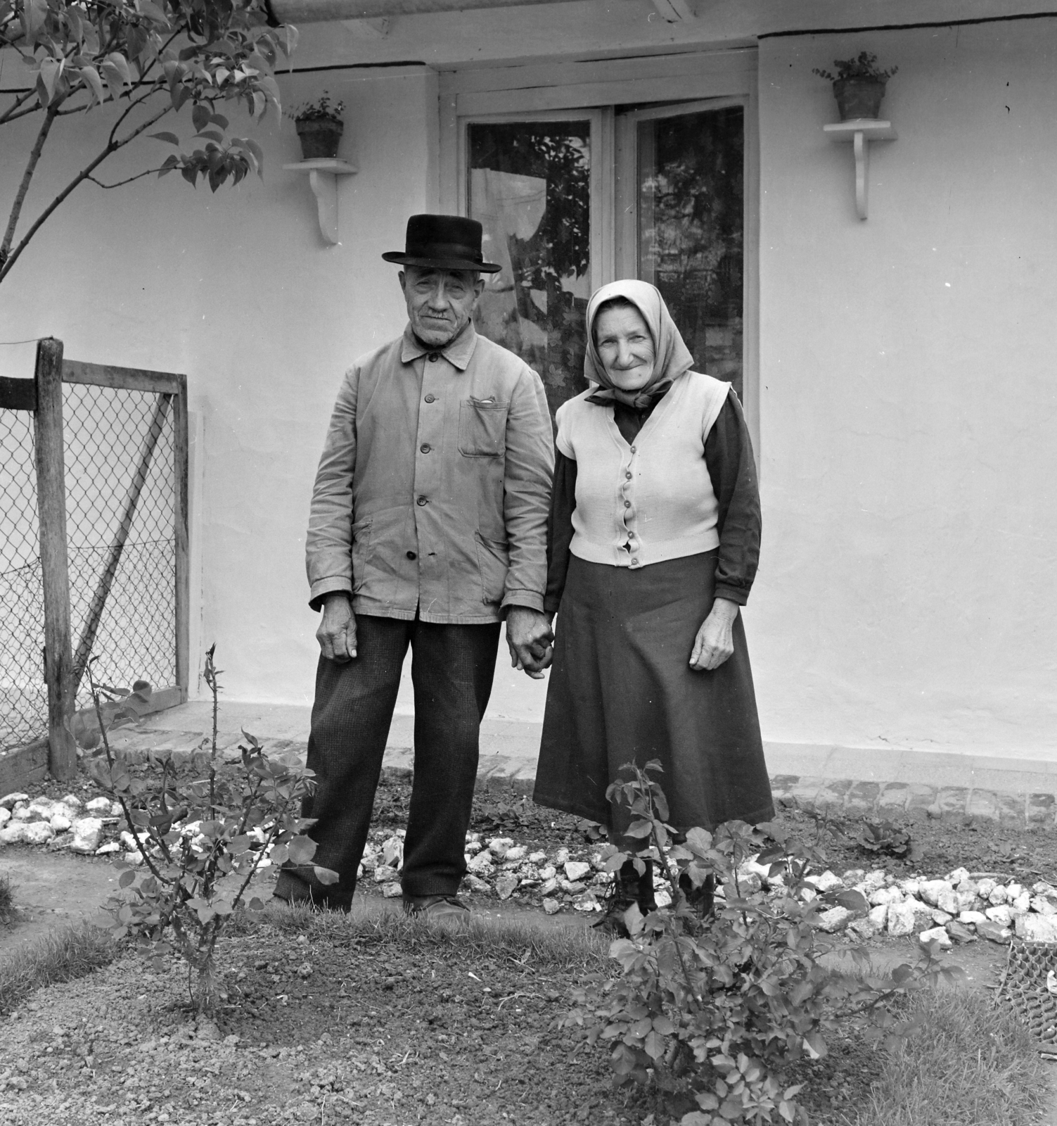 1967, Hunyady József, hold hands, old person, man and woman, Fortepan #218996