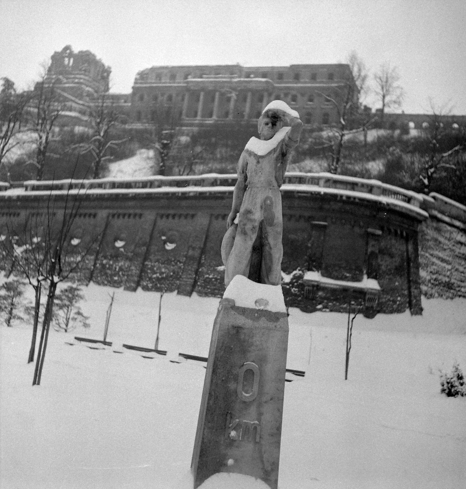Hungary, Budapest I., Clark Ádám tér, &#34;0&#34; kilométerkő. A romos Királyi Palota (később Budavári Palota) kupola nélkül., 1955, Kotnyek Antal, Budapest, Fortepan #21900