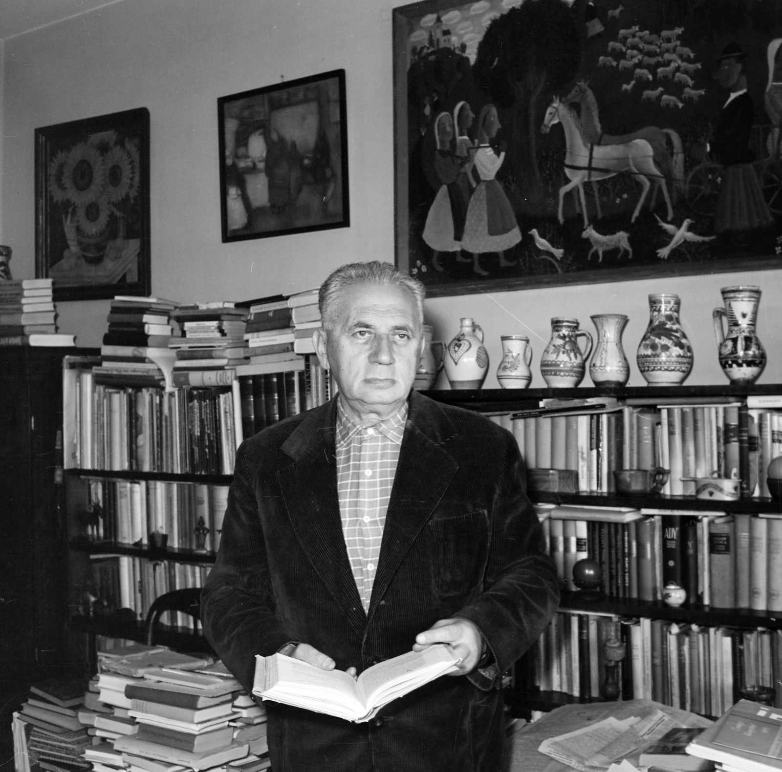 Hungary, Nádass József író., 1968, Hunyady József, reading, bookshelf, painting, Fortepan #219023