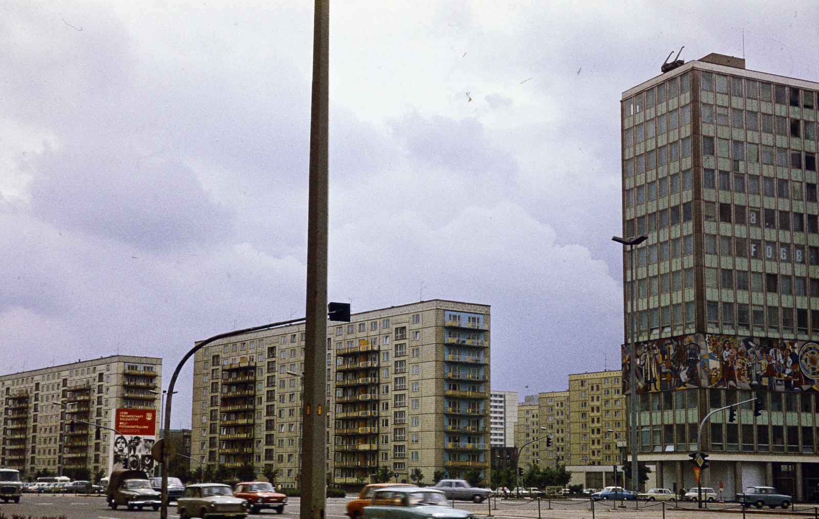 Németország, Berlin, Kelet-Berlin, a Karl-Marx-Alle az Alexanderstrasse felöl nézve., 1970, Istitoris Valéria, színes, NDK, Kelet-Berlin, Fortepan #219025