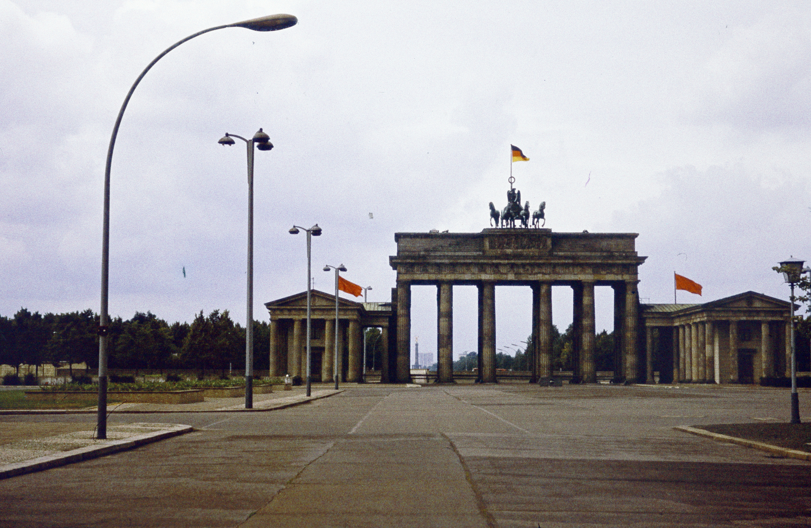 Germany, Berlin, Kelet-Berlin, Pariser Platz, szemben a Brandenburgi kapu., 1970, Istitoris Valéria, colorful, GDR, Berlin Wall, East-Berlin, Fortepan #219028