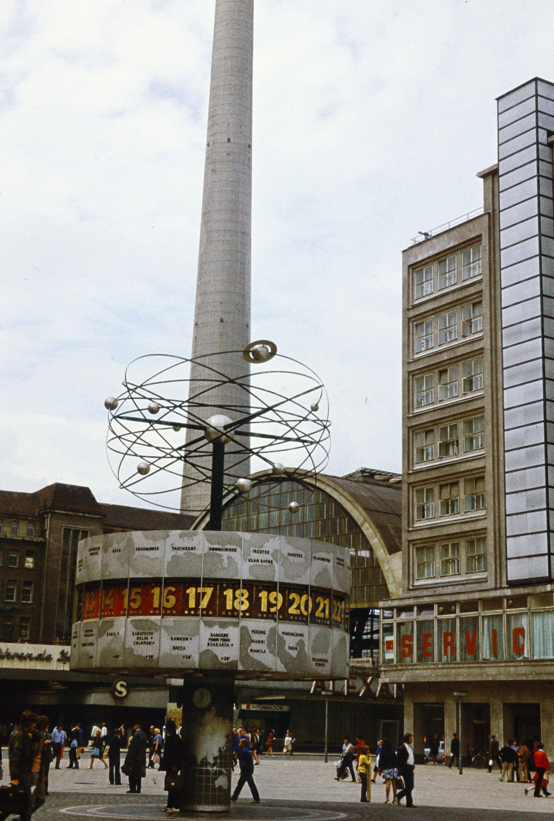 Germany, Berlin, Kelet-Berlin, Alexanderplatz, a világóra, háttérben a TV torony., 1970, Istitoris Valéria, colorful, GDR, East-Berlin, Fortepan #219031