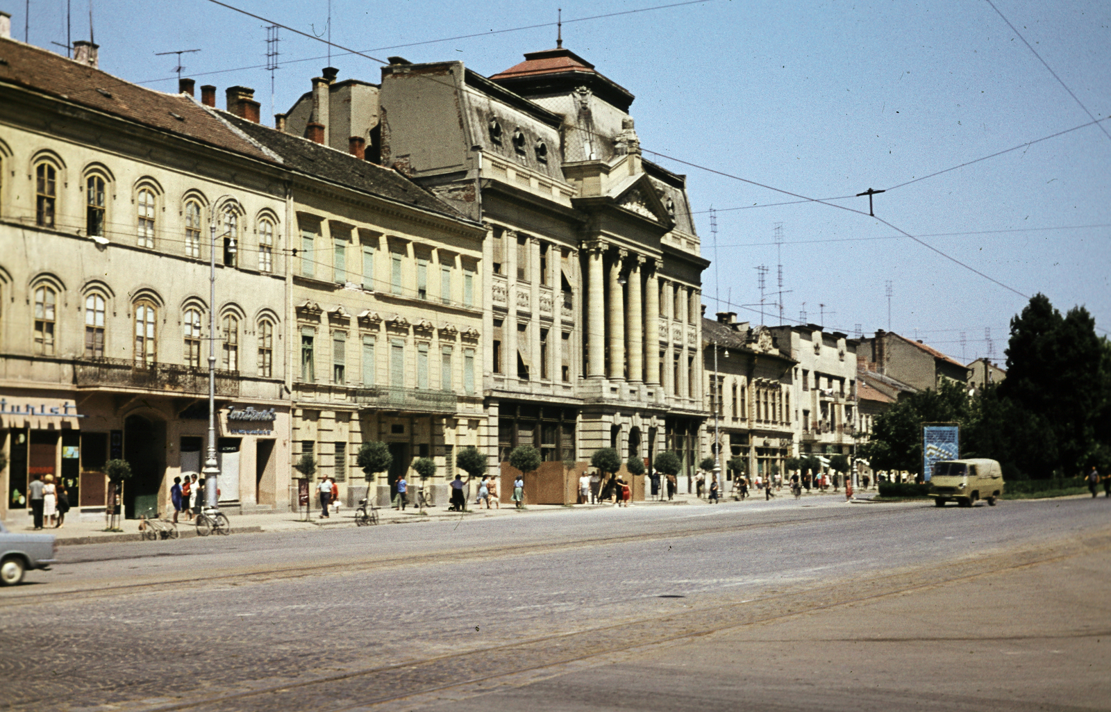 Románia,Erdély, Arad, Bulevardul Revoluției (régi nevén Andrássy tér) a Városháza felől, szemben kimagaslik a Román Nemzeti Bank aradi kirendeltségének épülete (eredetileg az Arad-Csanádi Takarékpénztár számára épült)., 1965, Istitoris Valéria, színes, utcakép, Fortepan #219035