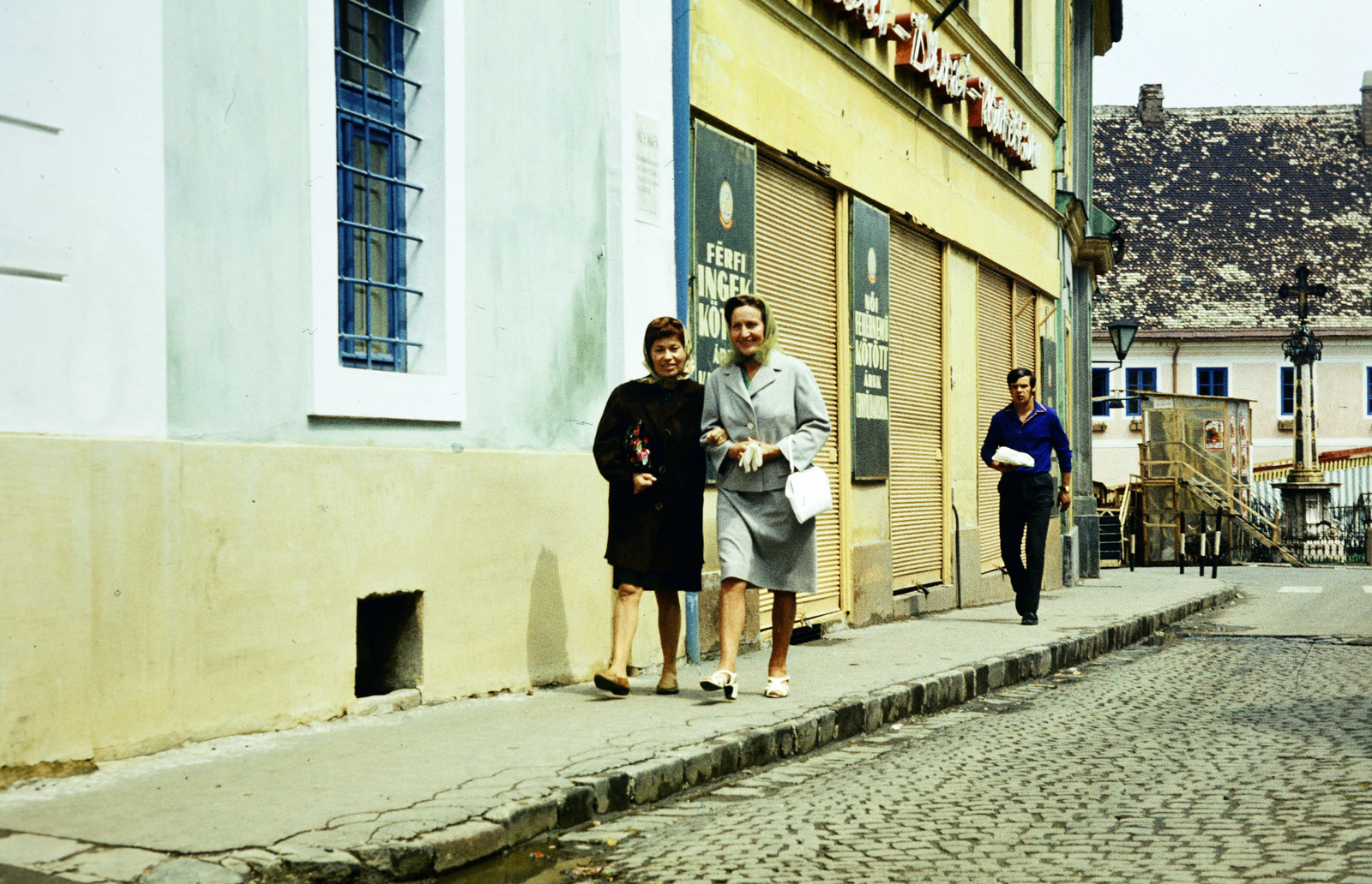 Magyarország, Szentendre, Fő (Marx) tér, jobbra a Szerb (kalmár) kereszt és mögötte a szerb ház., 1965, Istitoris Valéria, színes, utcakép, ablakrács, színpad, rövidáru, szentháromság szobor, Fortepan #219039