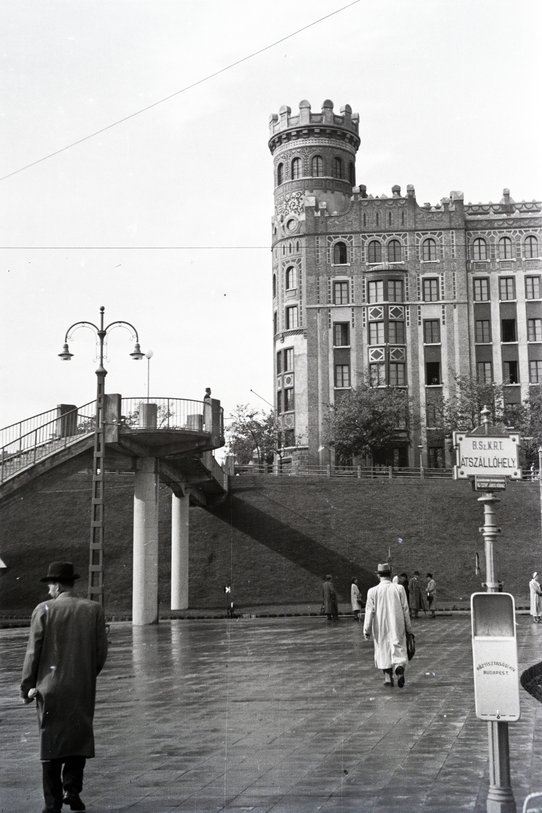 Hungary, Budapest II., Széll Kálmán tér, háttérben a Postapalota., 1941, Kellner Ludwig, candelabra, tram stop, Budapest, Fortepan #219045