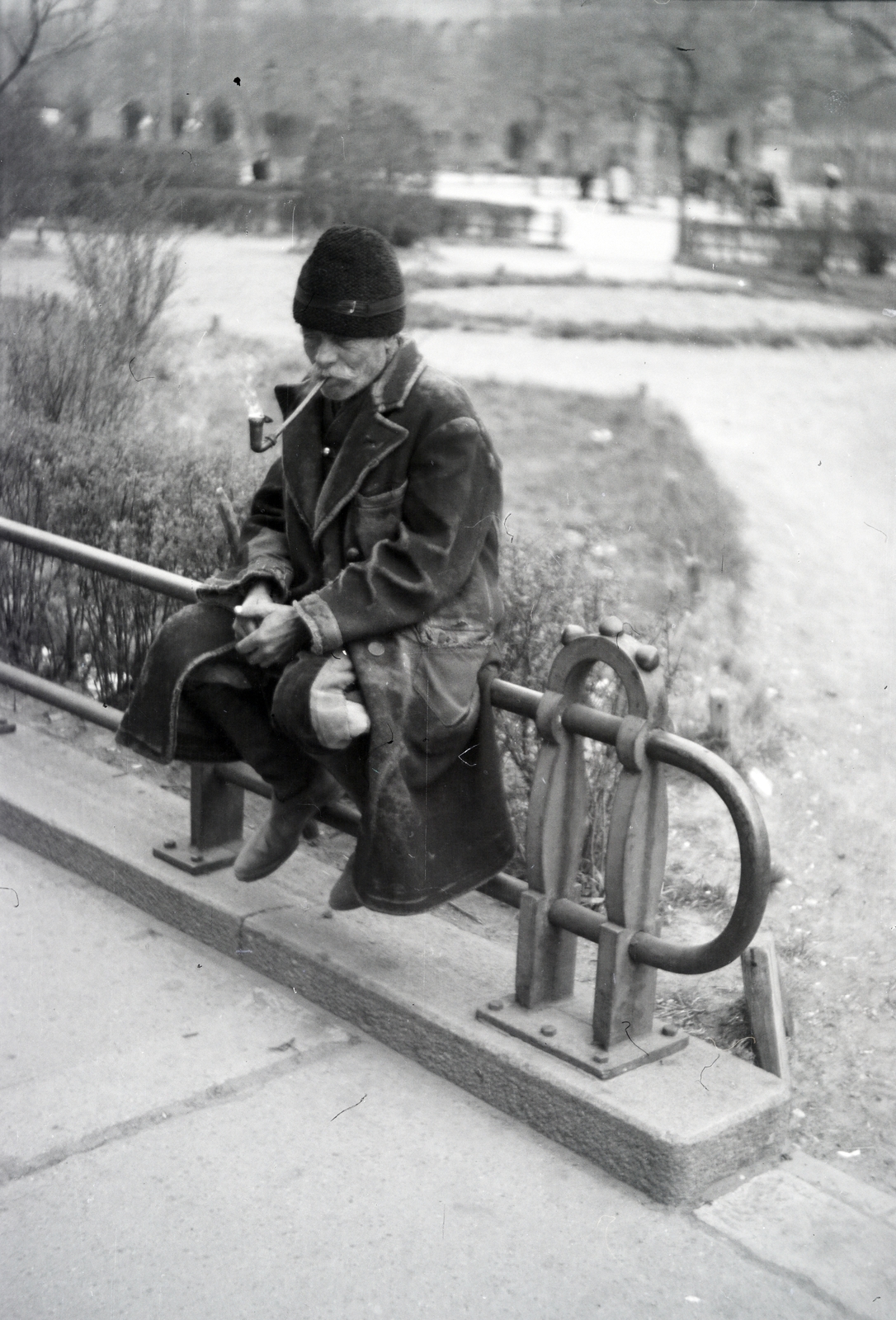 Hungary, Kecskemét, Szabadság tér., 1941, Kellner Ludwig, pipe, sitting on a handrail, Fortepan #219047