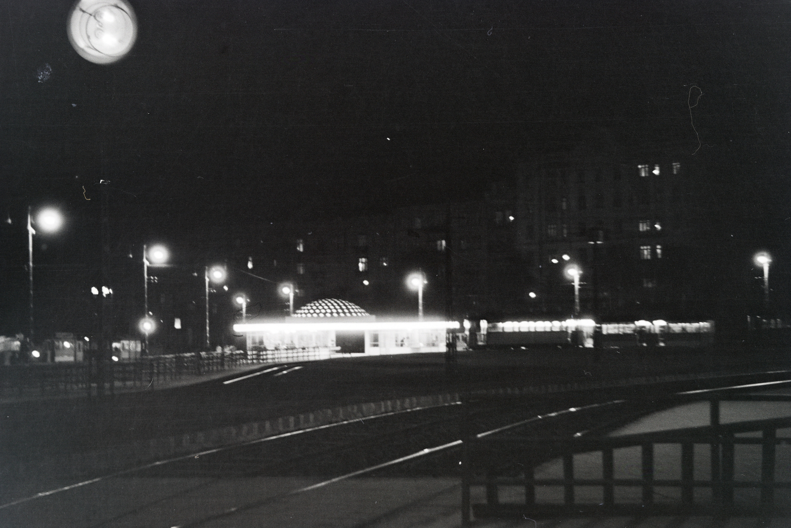 Hungary, Budapest II., Széll Kálmán tér, háttérben a Vérmező út házsora., 1941, Kellner Ludwig, mushroom, floodlighting, Budapest, Fortepan #219049